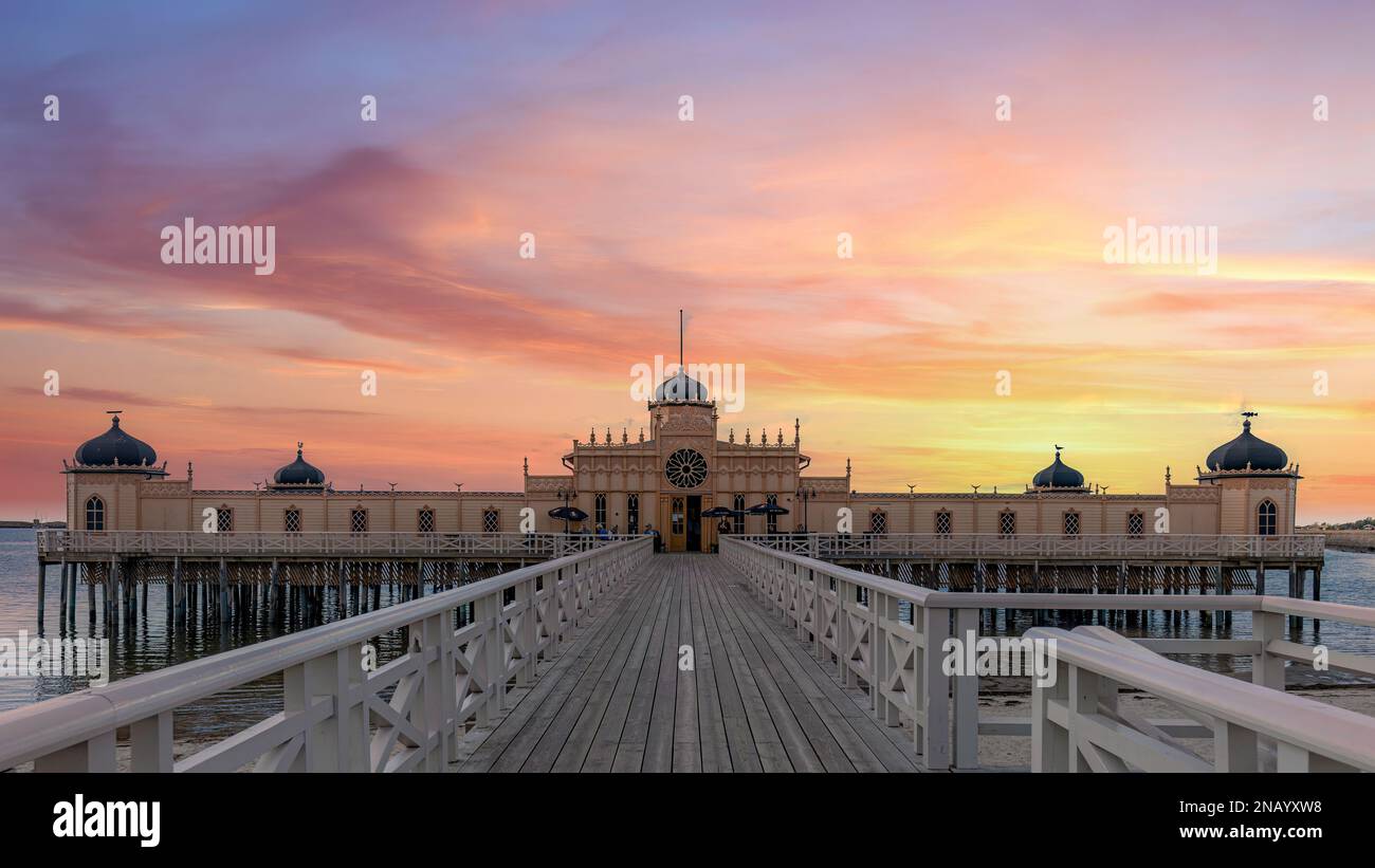 VARBERG, SCHWEDEN - 03. SEPTEMBER 2017: Das Badehaus-Kurbad an der Küste der Kleinstadt. Stockfoto
