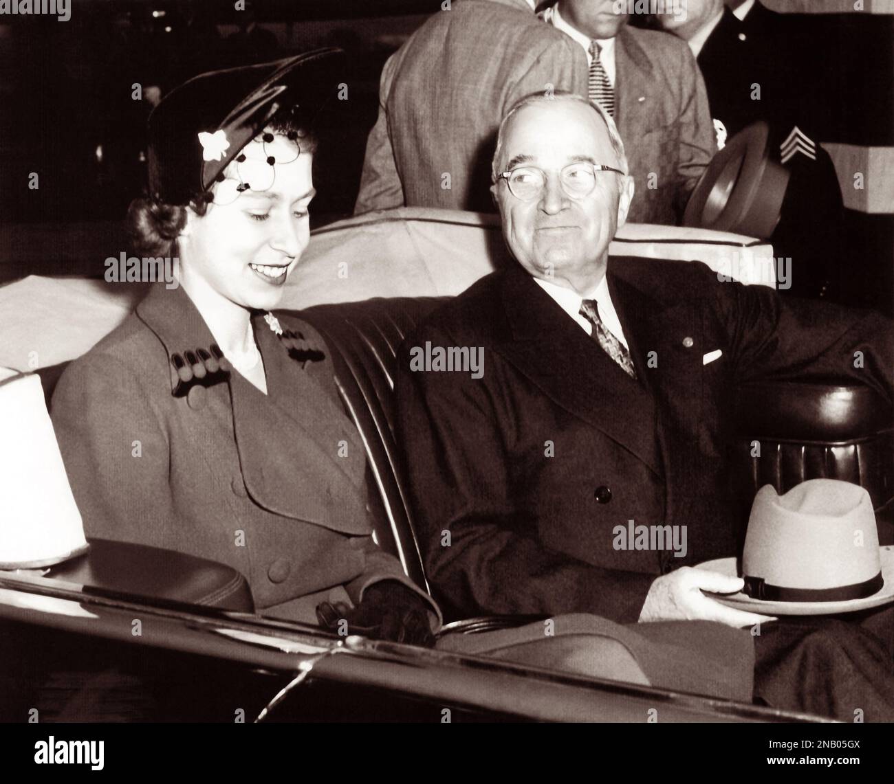 Prinzessin Elizabeth (links) aus England und Präsident Harry S. Truman fahren am 31. Oktober 1951 in der Limousine des Chief Executive vom Militärflughafen des Washington National Airport in Arlington, Virginia, zum Blair House. (USA) Stockfoto