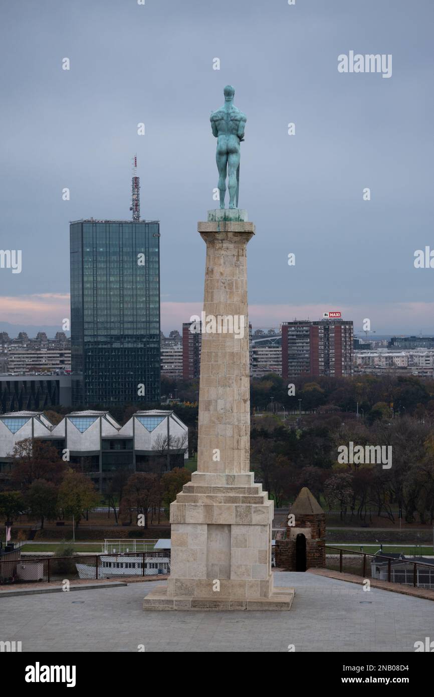 Victor (pobednik) Monument aus nächster Nähe während des bedeckten Tages und New Belgrad im Hintergrund Stockfoto