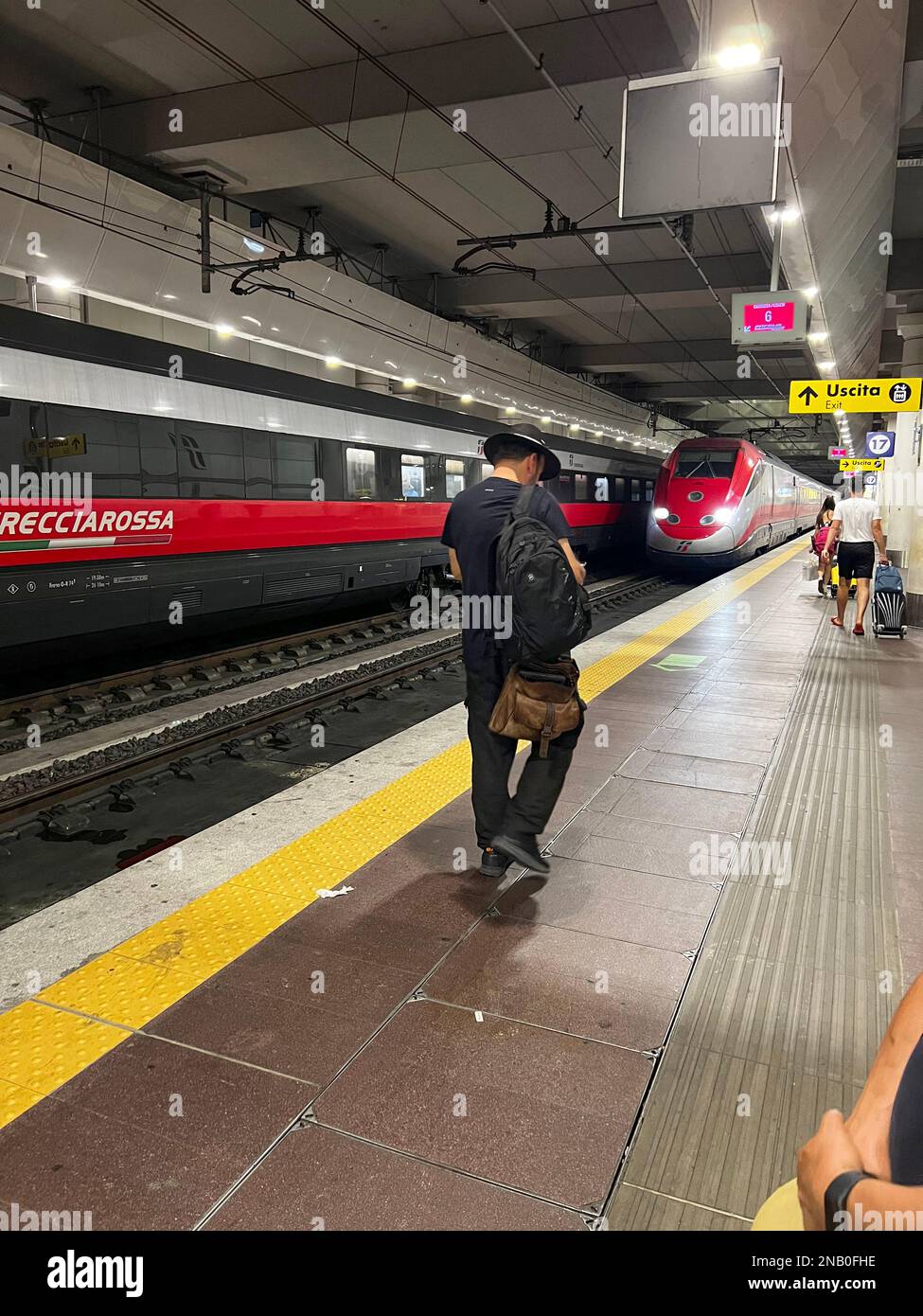 Ein Passagier geht auf einem Bahnsteig am Hauptbahnhof Bologna in Bologna, Italien. Italiens fünfthäufigster Bahnhof bietet effiziente Verbindungen Stockfoto