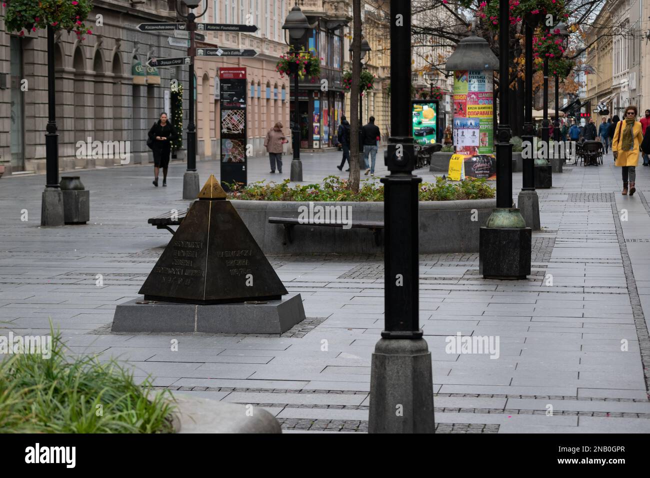 Bronzepyramide in der Knez Mihailova Straße, dem Wahrzeichen von Belgrad Stockfoto