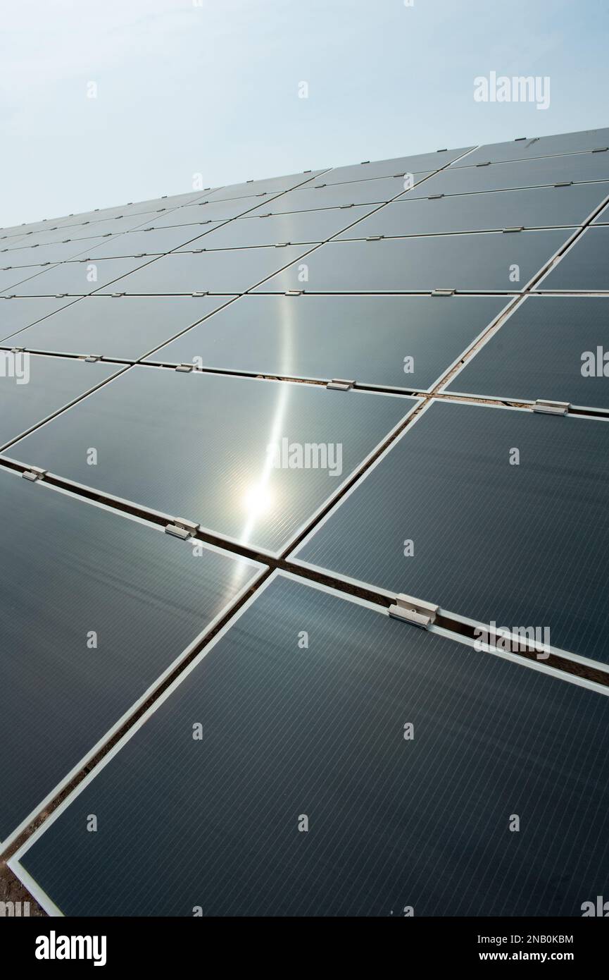Ein Solarzellenpaneel, ein Solarzellenpaneel, ein Photovoltaik-Modul, ein Photovoltaik-Panel oder eine Solarzellenbaugruppe aus in einem Rechteck montierten Photovoltaik-Solarzellen Stockfoto