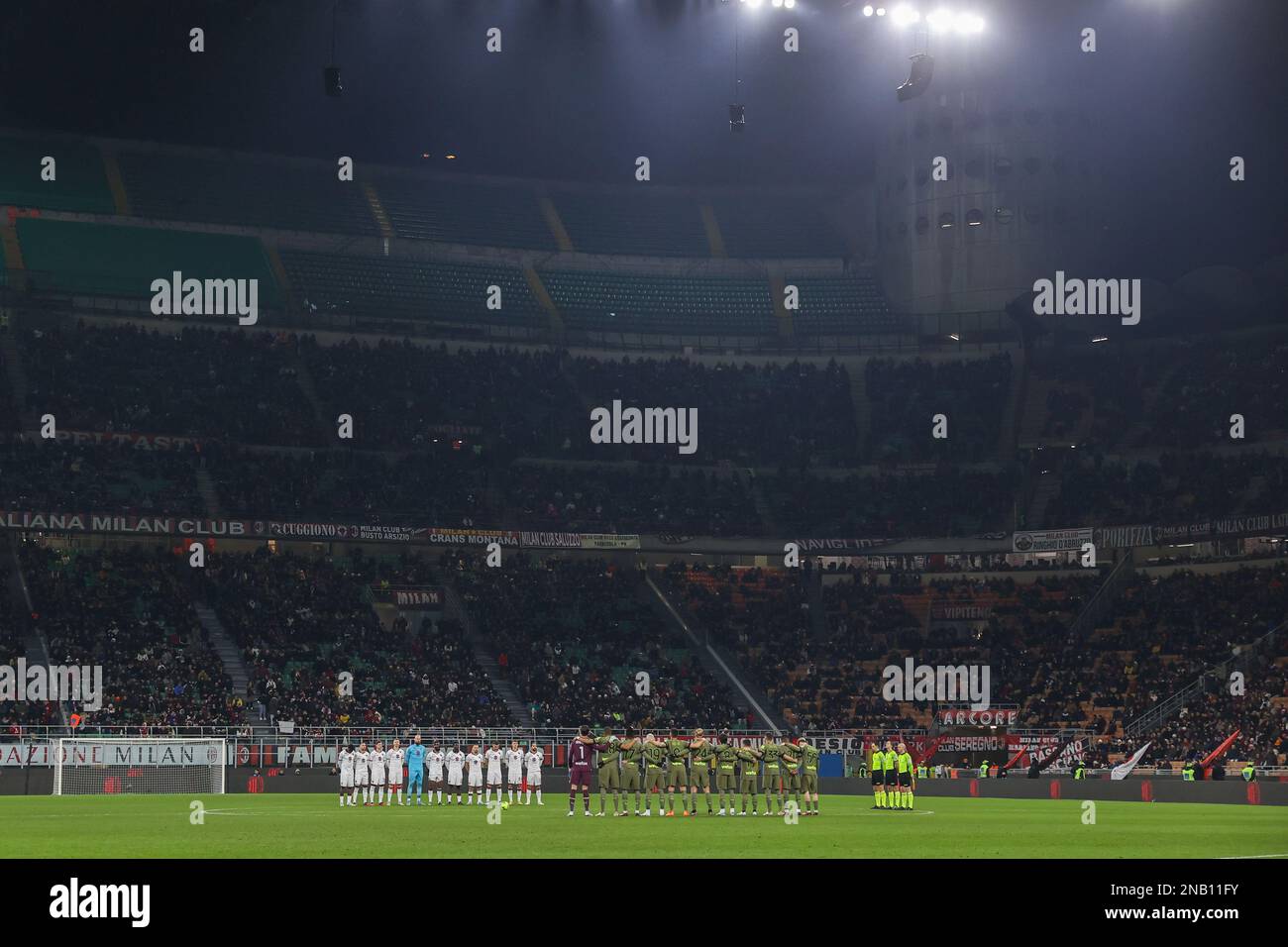 Mailand, Italien. 10. Februar 2023. Die Spieler beider Mannschaften halten eine Schweigeminute in Bezug auf die Opfer des Erdbebens in der Türkei während des Fußballspiels der Serie A 2022/23 zwischen dem AC Mailand und dem Turin FC im San Siro Stadium, Mailand, Italien, am 10. Februar 2023 Credit: Independent Photo Agency/Alamy Live News Stockfoto