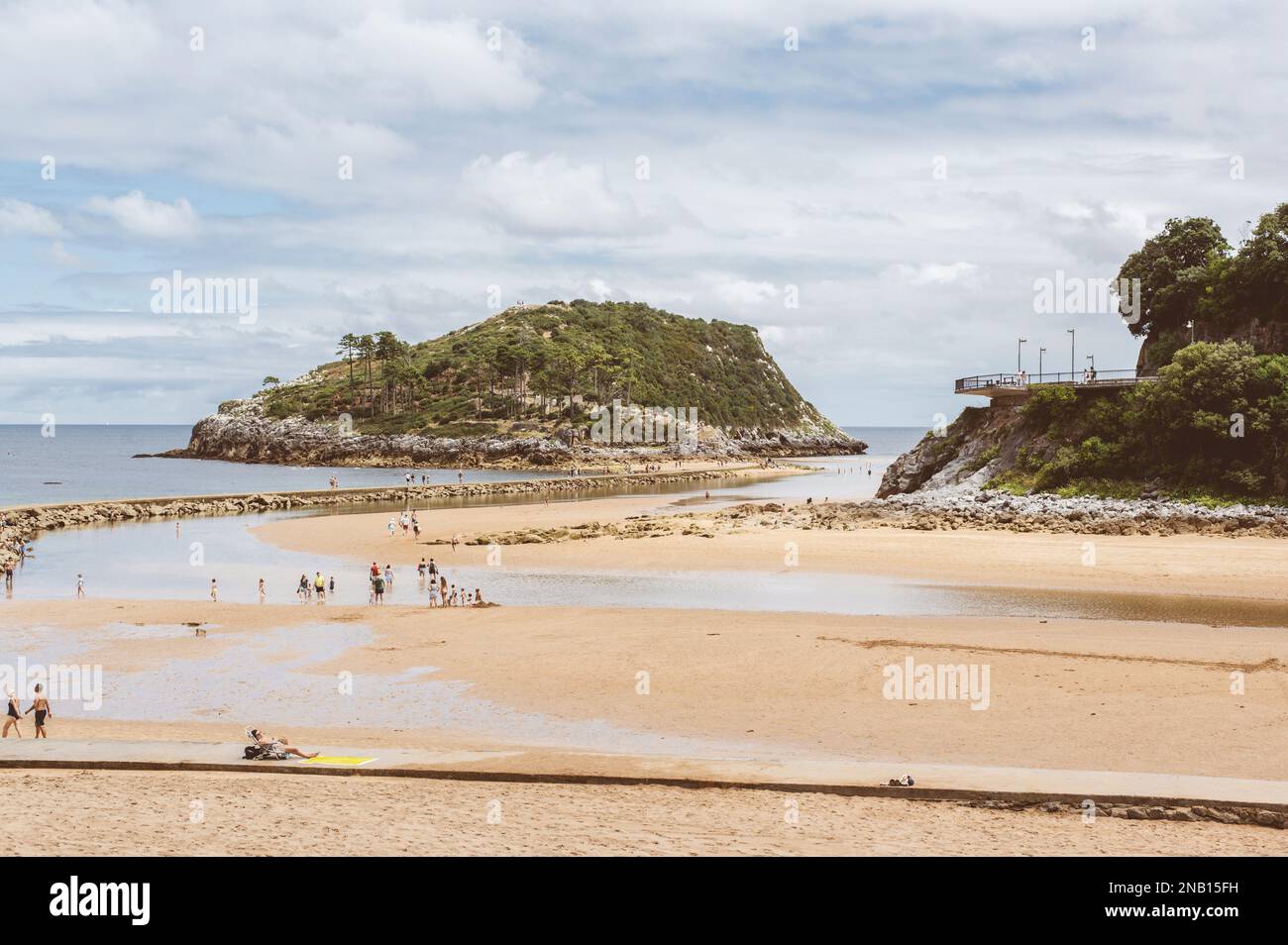 Lekeitio, Baskenland, Spanien. Panoramablick auf den Stadtstrand Stockfoto