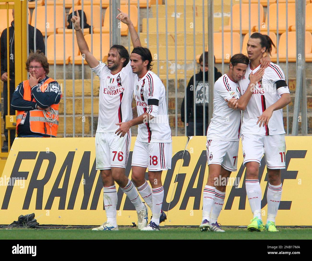 AC Milan's Mario Yepes, of Colombia, left, celebrates with teammates after scoring during a Serie A soccer match between Lecce and AC Milan, in Lecce, Italy, Sunday, Oct. 23, 2011. (AP Photo/Donato Fasano) Stockfoto