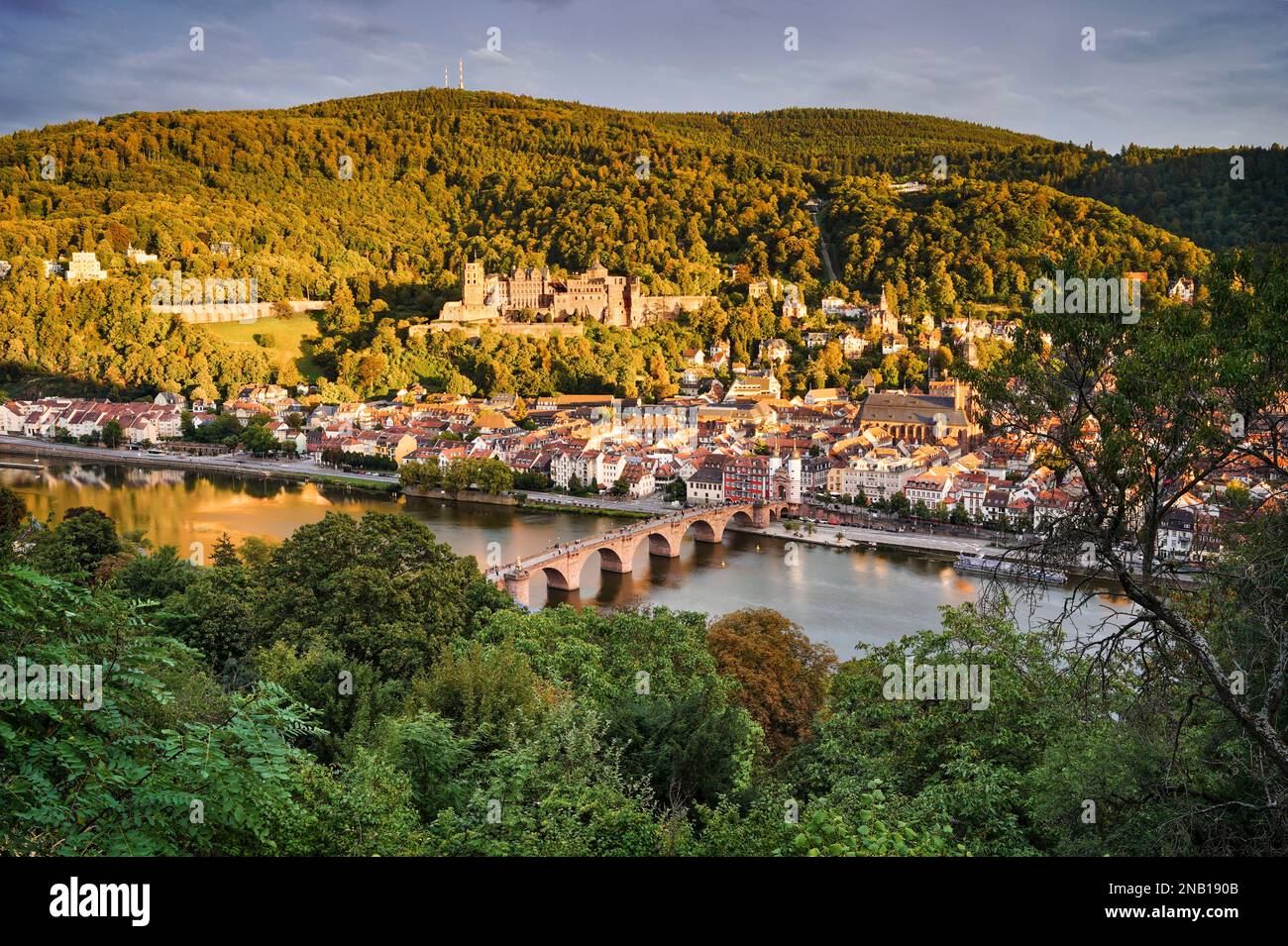 Die Altstadt von Heidelberg mit dem Schloss, der Alten Brücke, dem Fluss Neckar und dem Brückentor. Das Bild stammt aus der Öffentlichkeit. Goldene Stunde. Deutschland. Stockfoto