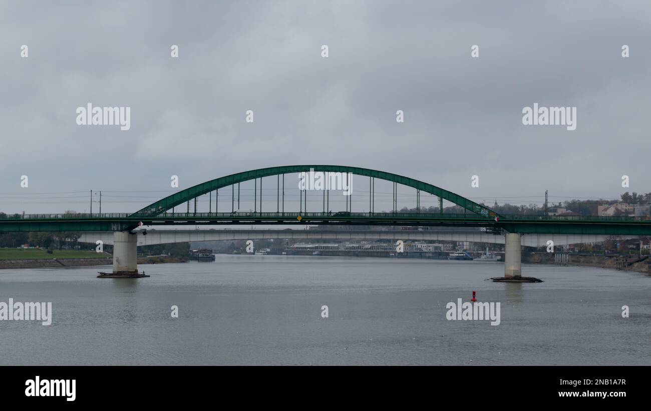 Alte Brücke über den Fluss Sava in Belgrad, grüne Bogenbrücke Stockfoto