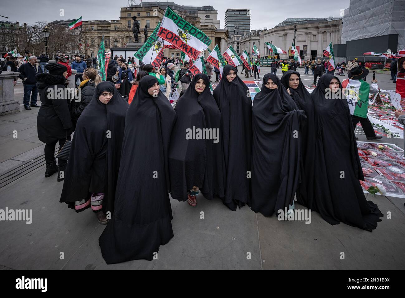 London, Großbritannien. 11. Februar 2023. Die Briten und Iraner versammeln sich am Trafalgar Square und setzen ihre Protestaktion seit dem Tod von Mahsa Amini fort und fordern ein Ende des gegenwärtigen islamischen Regimes im Iran. Die 22-jährige kurdische Mahsa Amini wurde drei Tage nach ihrer Verhaftung in der iranischen Hauptstadt für tot erklärt, weil sie das Hidschab-Kopftuch auf „unangemessene“ Weise trug. Kredit: Guy Corbishley/Alamy Live News Stockfoto