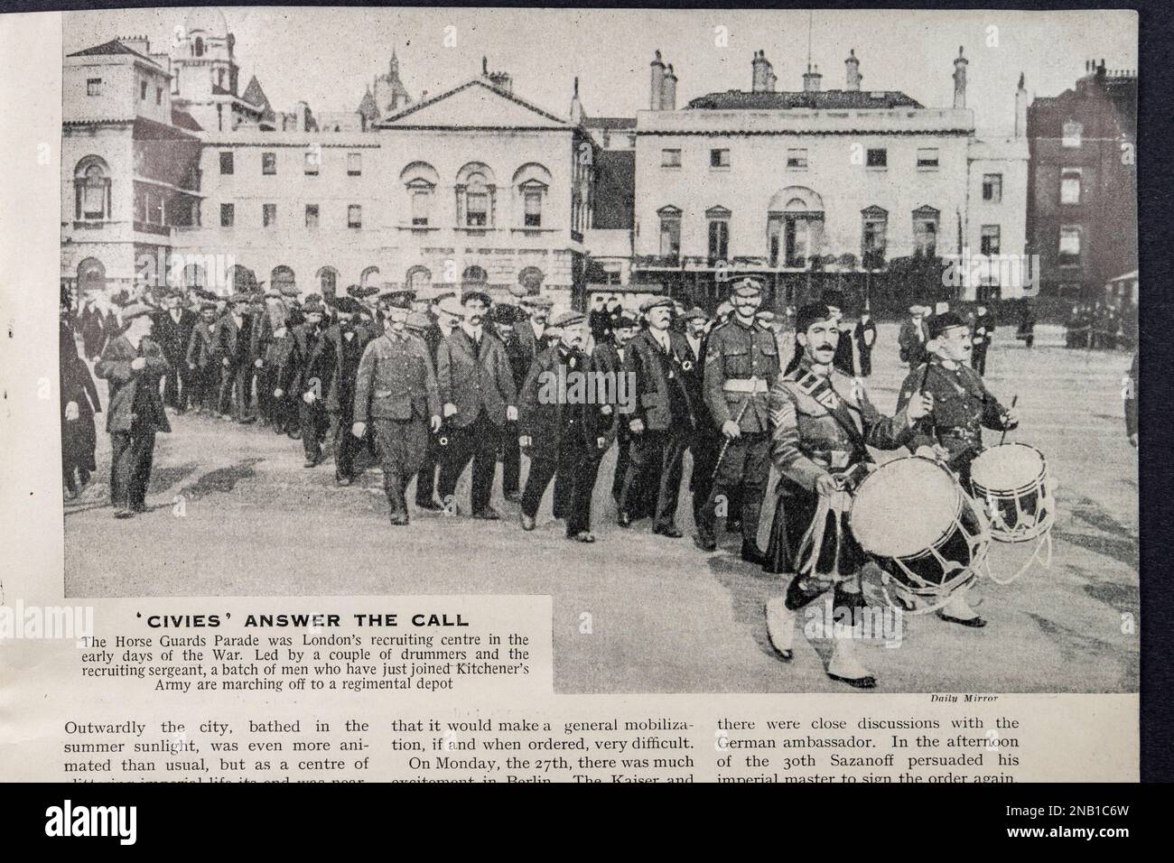 „Civies Answer the Cause“-Foto von Im 1914-1918. Weltkrieg Einem geschichtlichen Bild (1934). Stockfoto