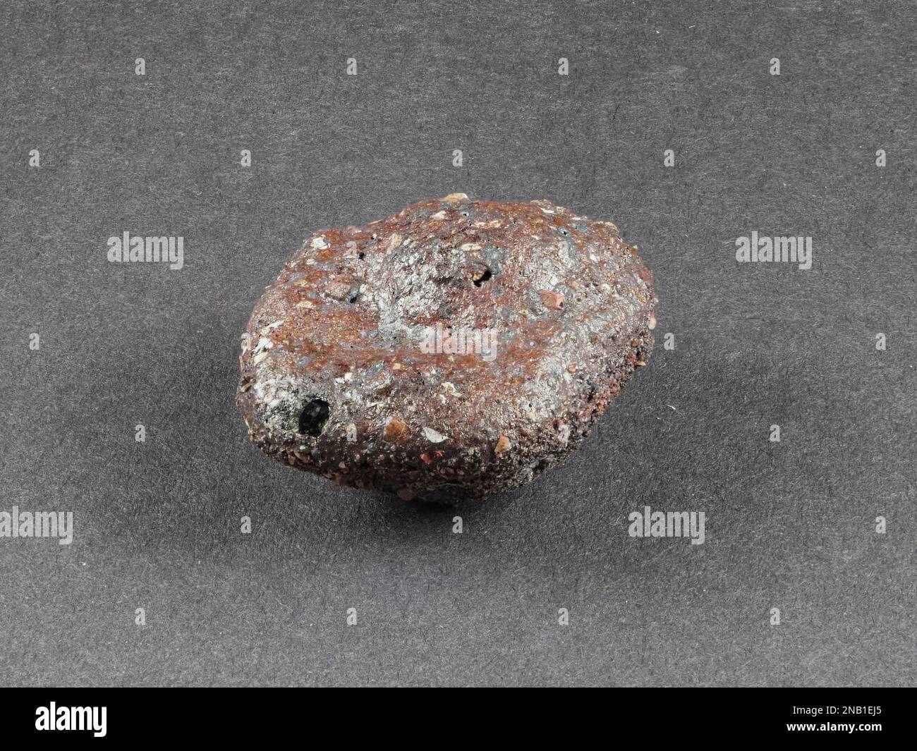 Eisen-, Aluminiumoxid- und Sandklumpen, die als Ergebnis einer britischen High-School-Thermit-Reaktion (Eisen(III)-oxid und Aluminiumpulvergemisch) hergestellt wurden. Stockfoto