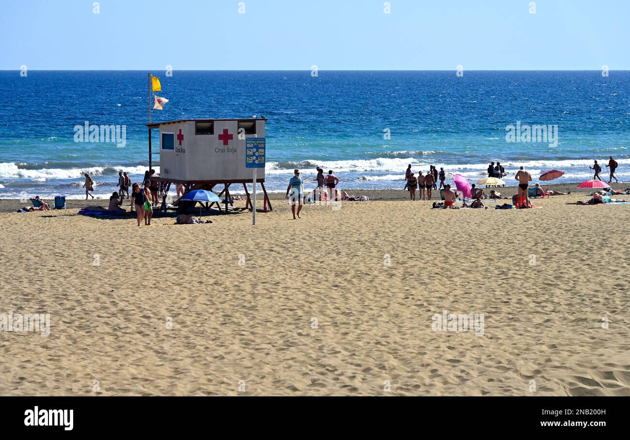 Strand zu Wasser und Meer mit Menschen und Rettungsschwimmer Station, Playa del Inglés, Maspalomas Stockfoto