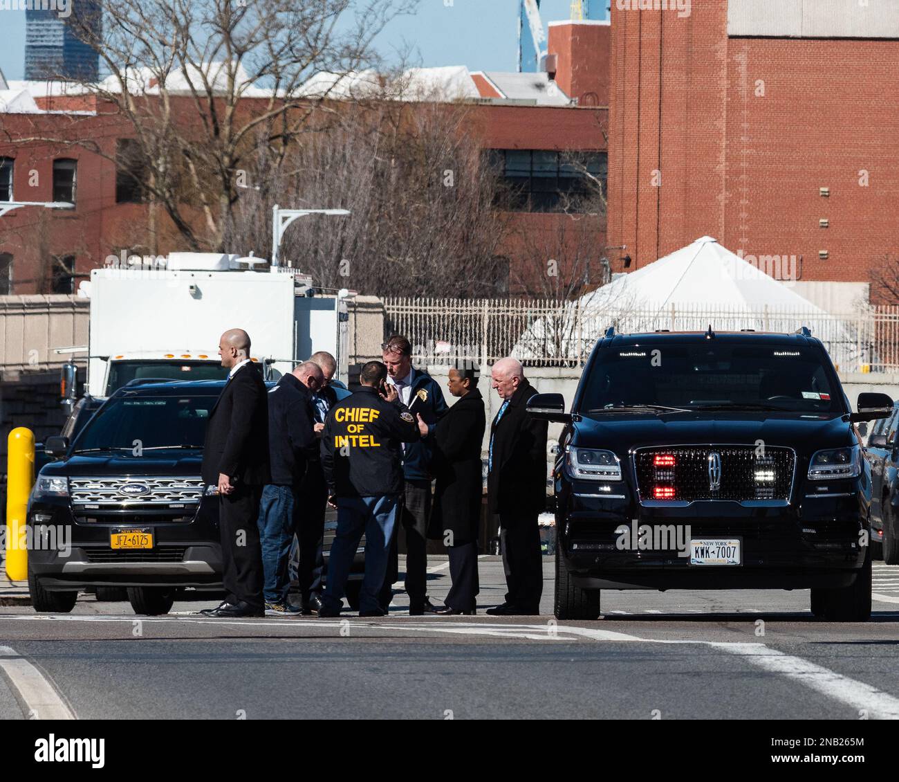 New York, USA. 13. Februar 2023. NYPD Commissioner Keechant Sewell ist am Tatort, wo ein NYPD-Kreuzer einen U-Haul Fahrer stoppte, nachdem er Polizisten auf einer wilden Jagd in Brooklyn, New York, am 13. Februar 2023 anführte. Der Fahrer verletzte 8 Personen bei einem Amoklauf, der in Bay Ridge begann und in Red Hook endete. (Foto: Gabriele Holtermann/Sipa USA) Guthaben: SIPA USA/Alamy Live News Stockfoto