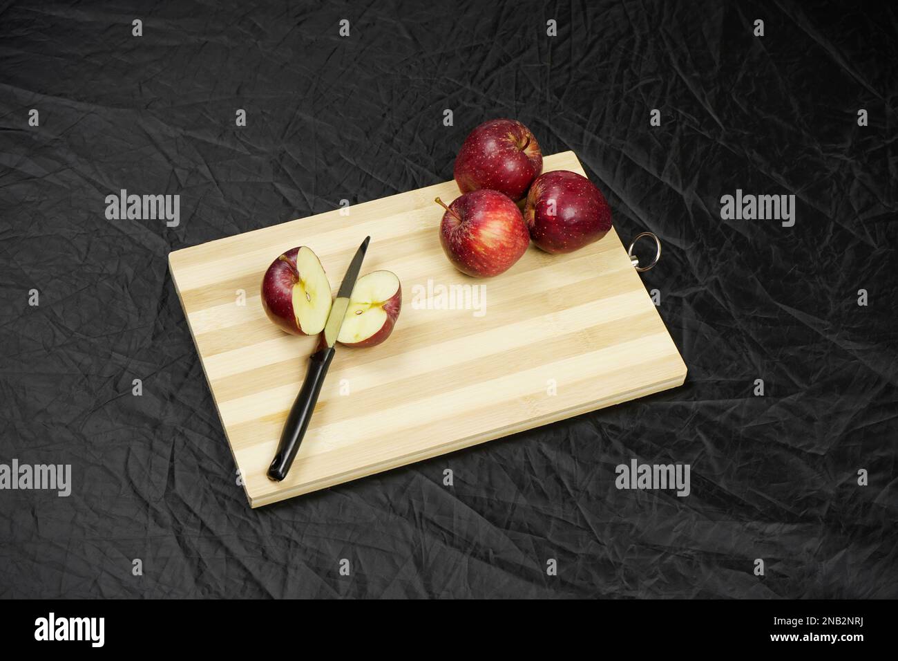 Apfelscheiben mit Messer auf dem Schneidebrett Stockfoto