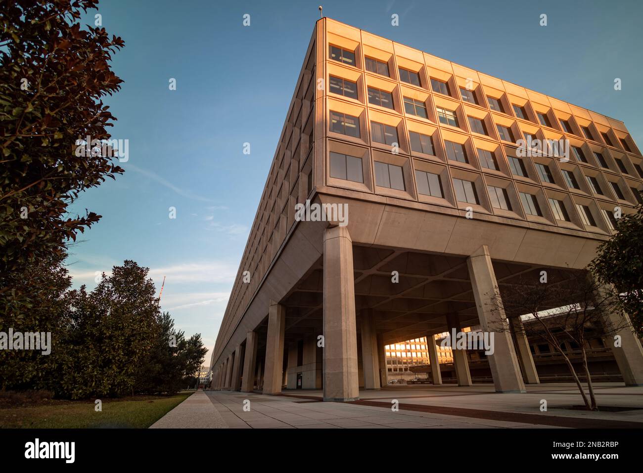 Die goldene Stunde im James V. Forrestal Building, dem Hauptsitz des United States Department of Energy, in Downtown Washington, DC bei Sonnenuntergang. Stockfoto