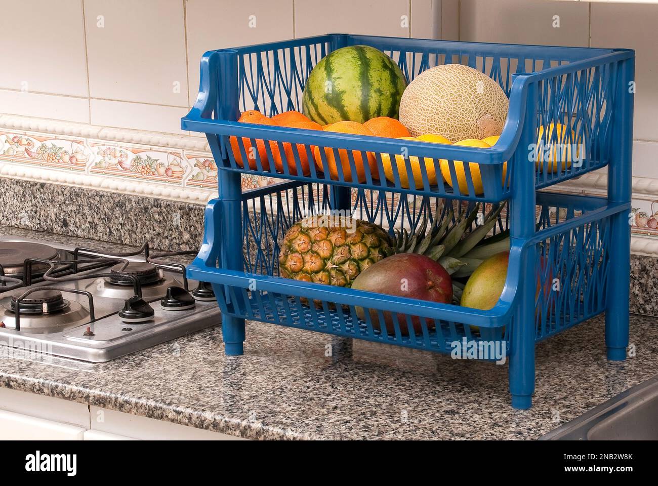 Plastikorganisator für die Küche mit Obst. Stockfoto