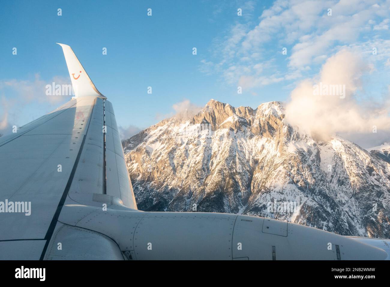 TUI-Flugzeug, das die Berge passiert, nähert sich dem Flughafen Innsbruck, Österreich Stockfoto