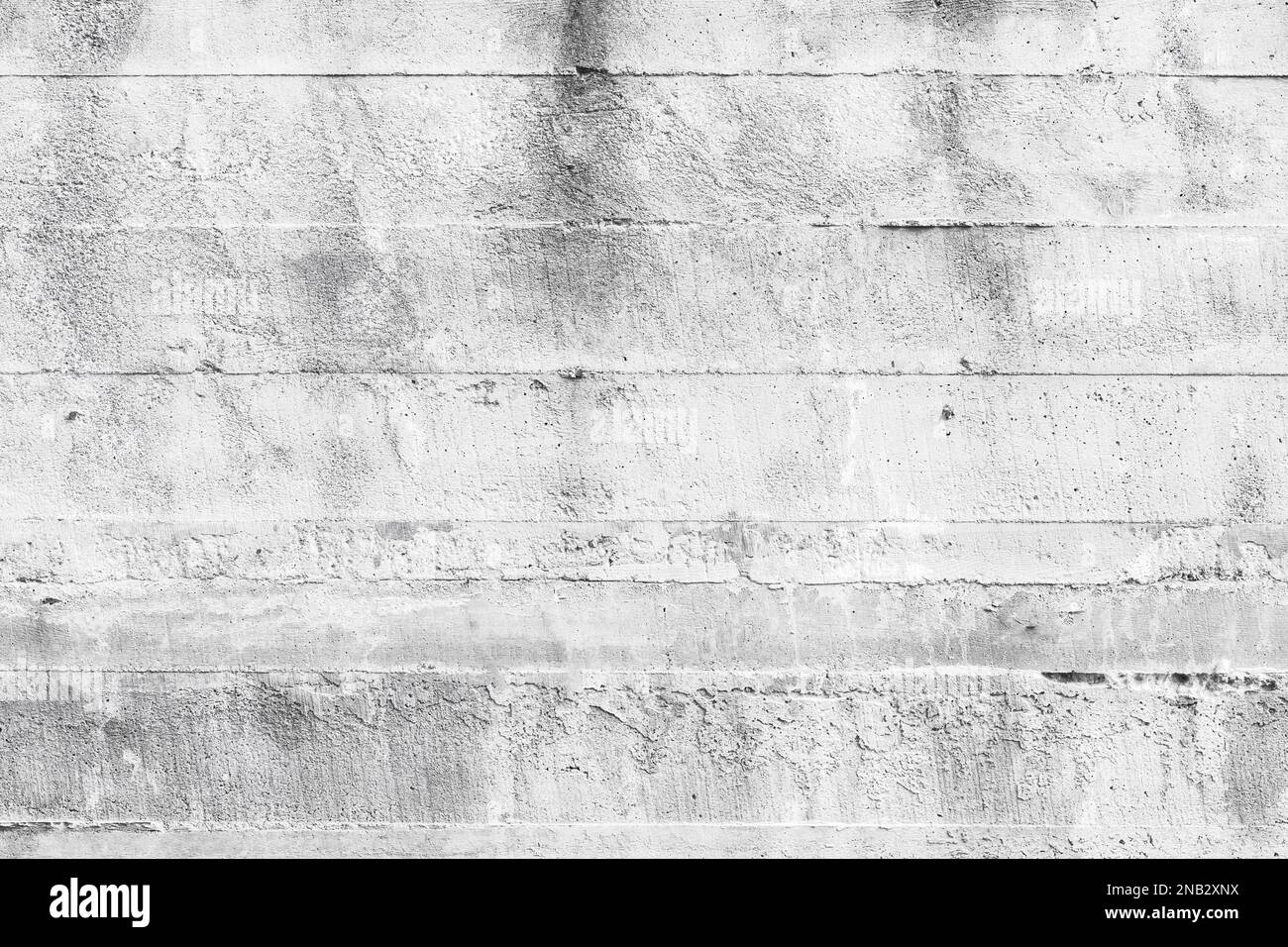 Raue, weiße Betonwand mit Druckrelief aus Holzschalung, Hintergrund-Fotostruktur Stockfoto