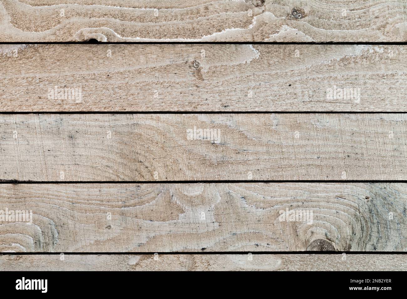 Alte ungefärbte Holzwand aus rauen Dielen, Nahaufnahme, Vorderansicht, Hintergrundstruktur Stockfoto