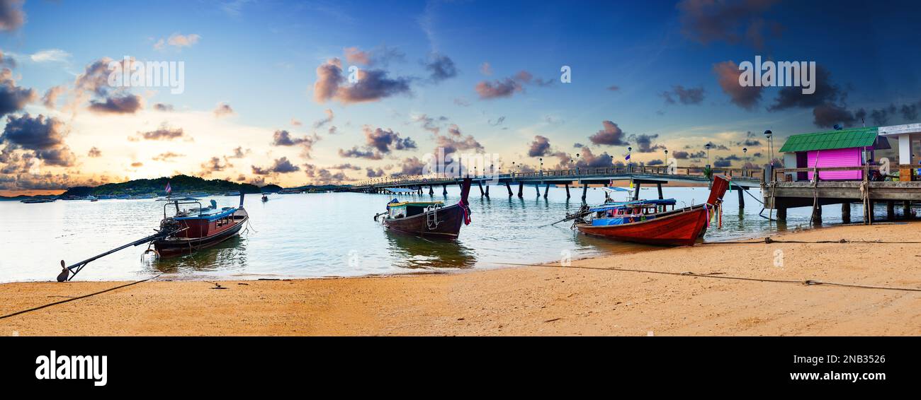 Seascape und paradiesischer idyllischer Strand. Landschaft Thailands Meer und Insel. Abenteuer und exotisches Reisekonzept. Malerische Landschaft von Phuket. Stockfoto