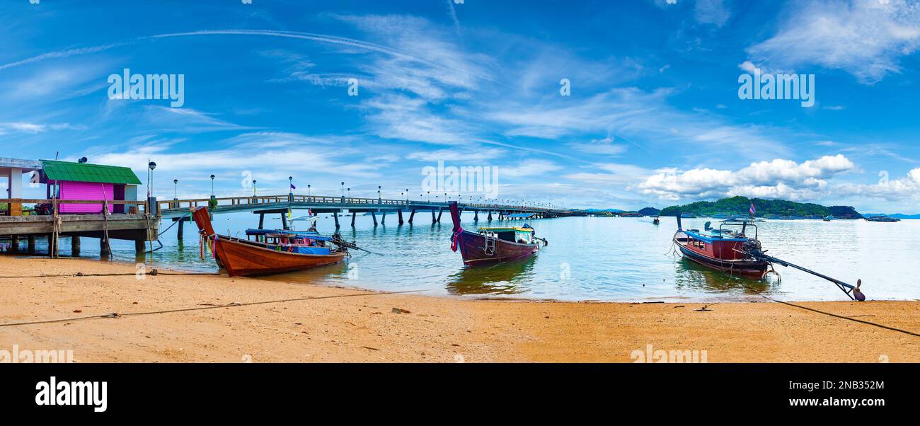 Seascape und paradiesischer idyllischer Strand. Landschaft Thailands Meer und Insel. Abenteuer und exotisches Reisekonzept. Malerische Landschaft von Phuket. Stockfoto
