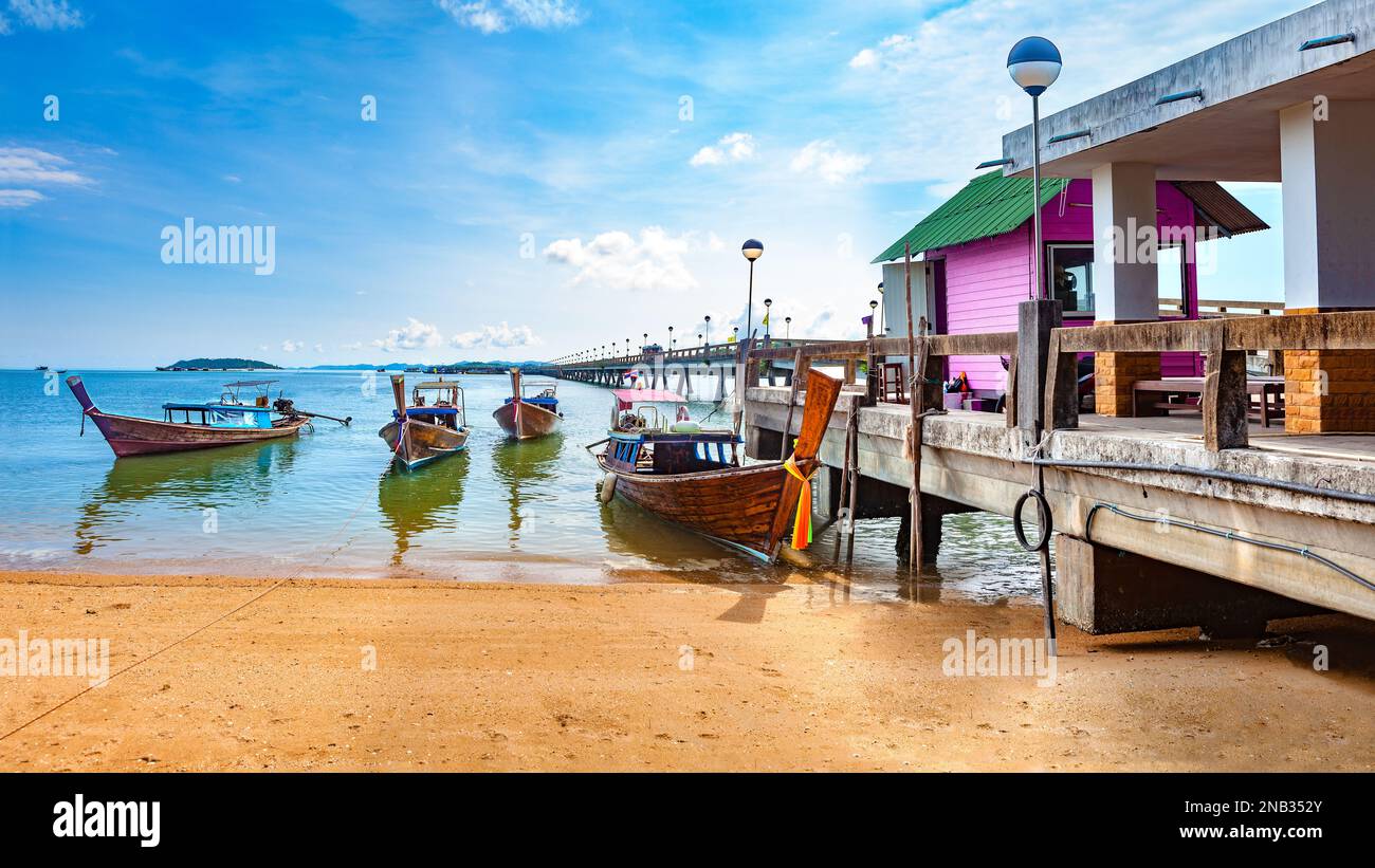 Seascape und paradiesischer idyllischer Strand. Landschaft Thailands Meer und Insel. Abenteuer und exotisches Reisekonzept. Malerische Landschaft von Phuket. Stockfoto