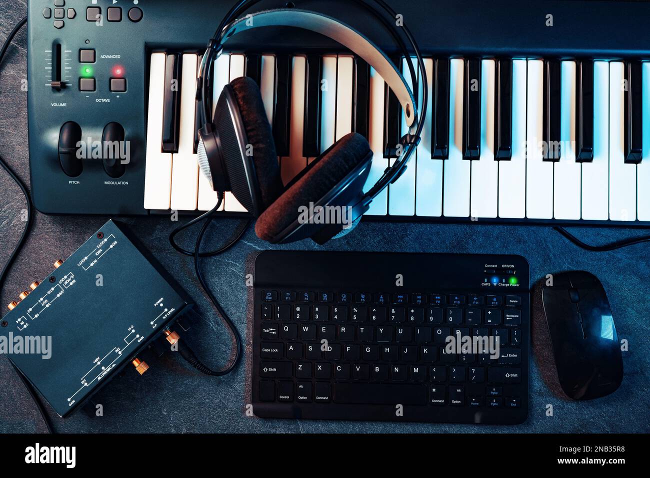 Tastatur oder Synthesizer mit Kopfhörern und Soundkarte. Computeraufnahme und Musikproduktionskonzept. Musik und digitale Studioaufnahmen zu Hause. Stockfoto