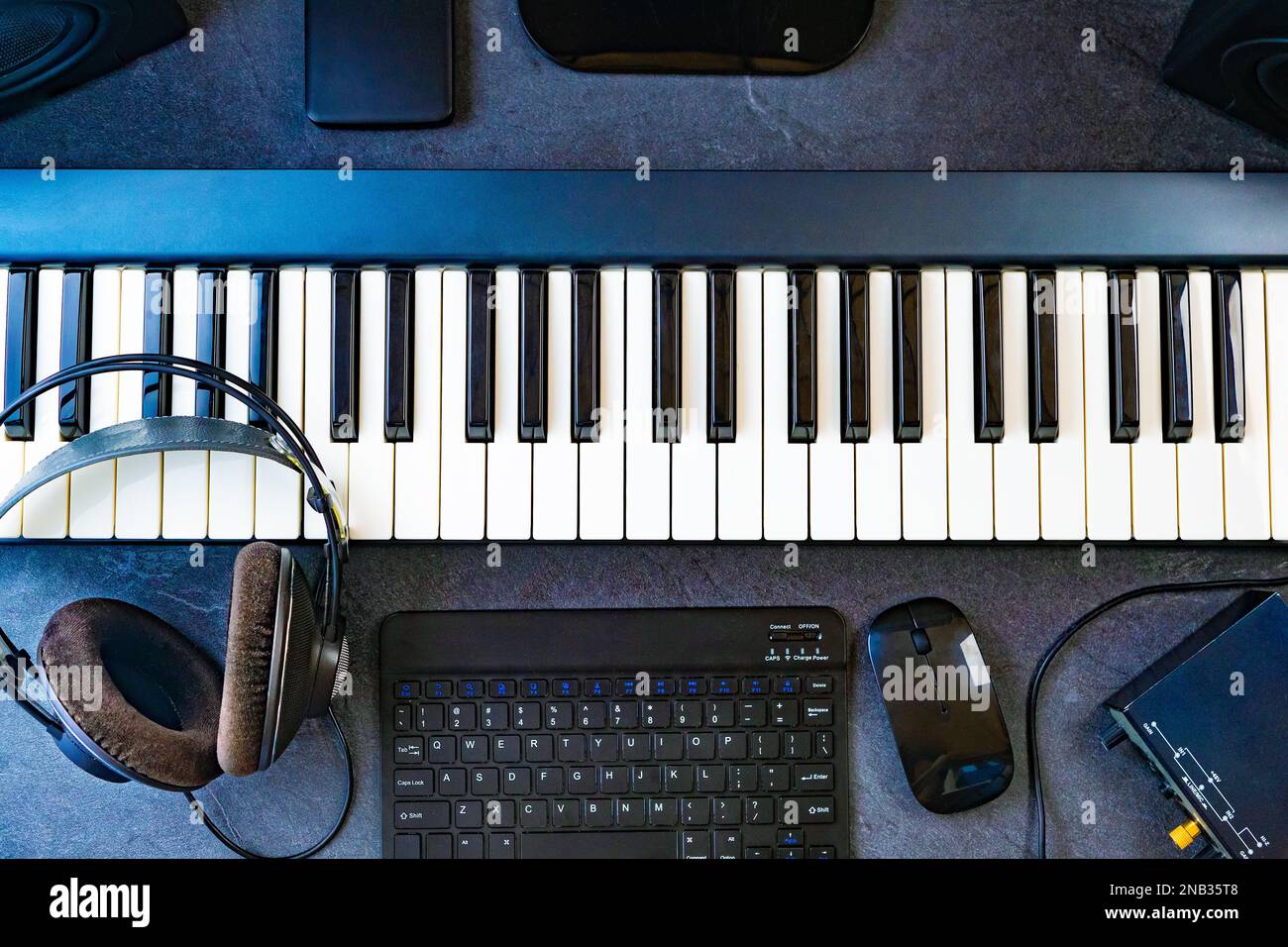 Tastatur oder Synthesizer mit Kopfhörern und Soundkarte. Computeraufnahme- und Musikproduktionskonzept. Stockfoto