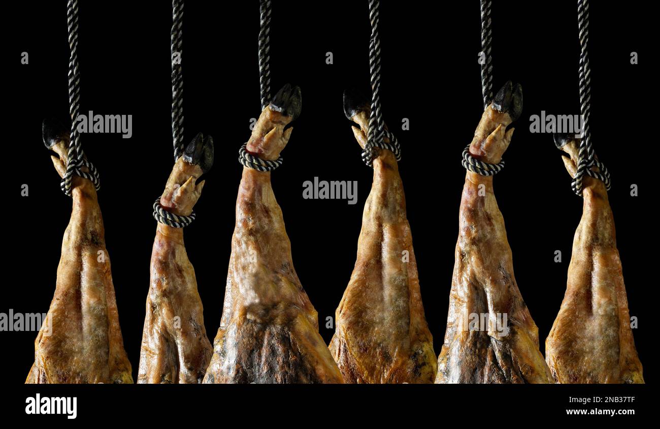 Spanischer íberic-Schinken. Spanischer Jamon und traditionelle Speisen. Trockener spanischer Schinken, Jamon Serrano, Bellota, italienischer Prosciutto Crudo oder Parmaschinken. Stockfoto