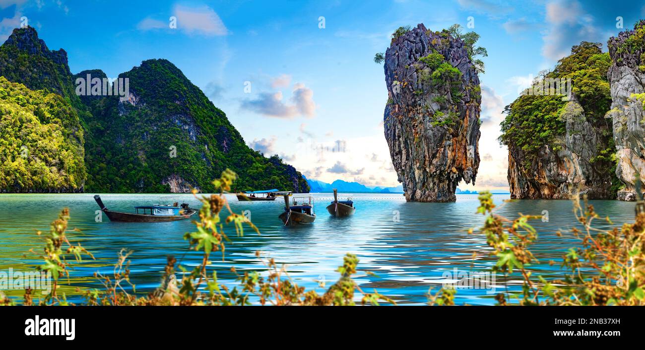 Seascape und paradiesischer idyllischer Strand. Landschaft Thailands Meer und Insel. Abenteuer und exotisches Reisekonzept. Malerische Landschaft von Phuket. Stockfoto