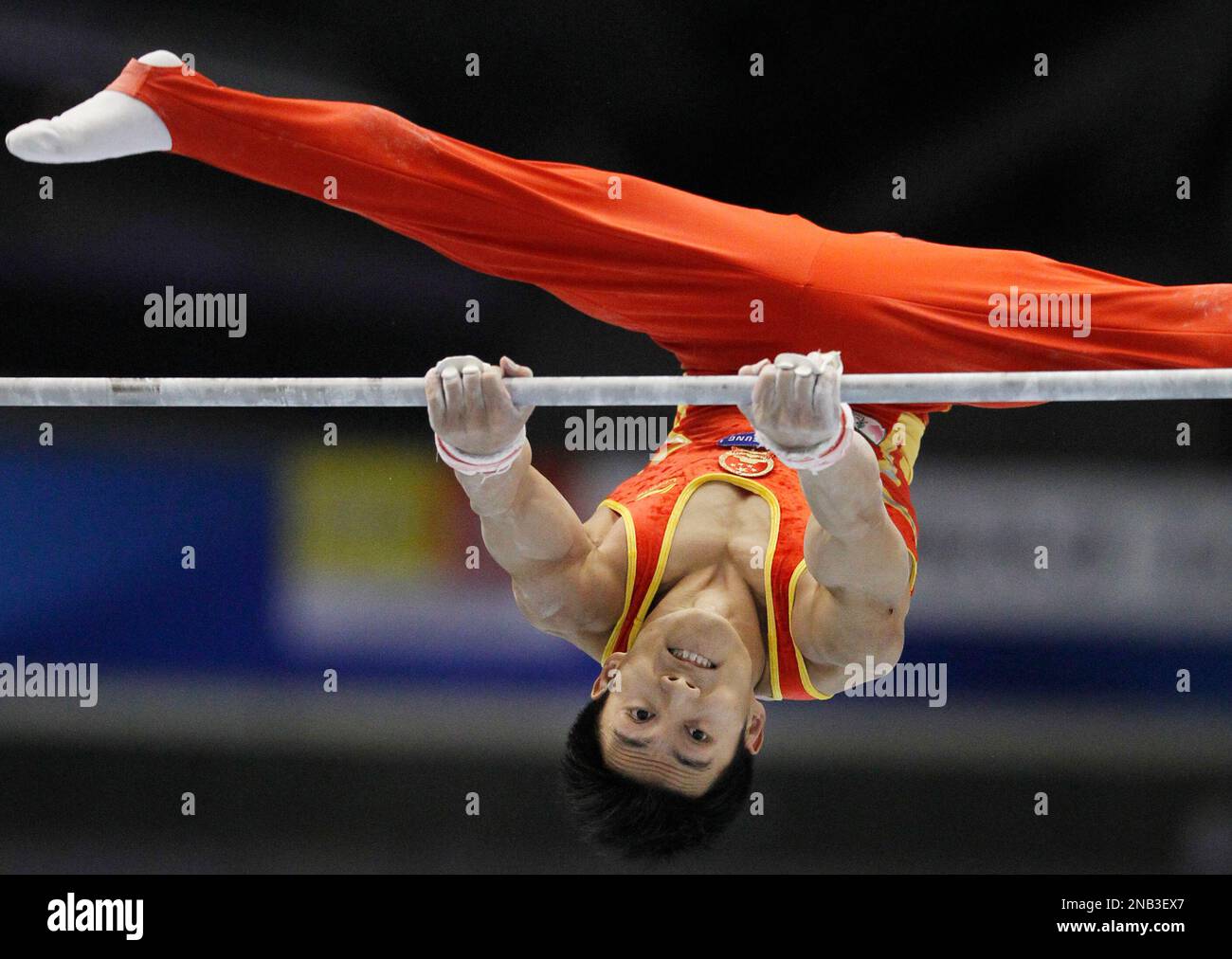 China's Teng Haibin performs on the horizontal bar during the men's qualifying of the Artistic Gymnastics World Championships in Tokyo, Japan, Monday, Oct. 10, 2011. (AP Photo/Koji Sasahara) Stockfoto