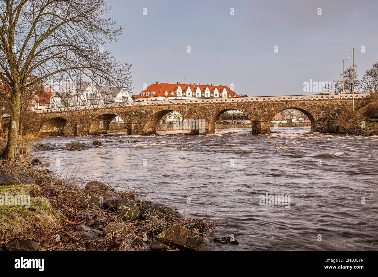 Die Steinbogenbrücke über den Fluss Atran in Falkenberg, Schweden, 11. Februar 2023 Stockfoto