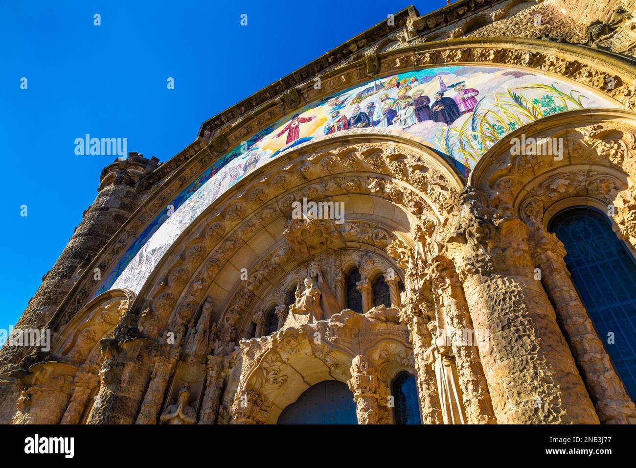 Außenansicht der Krypta am Tempel des Heiligen Herzens von Jesus, Barcelona, Spanien Stockfoto