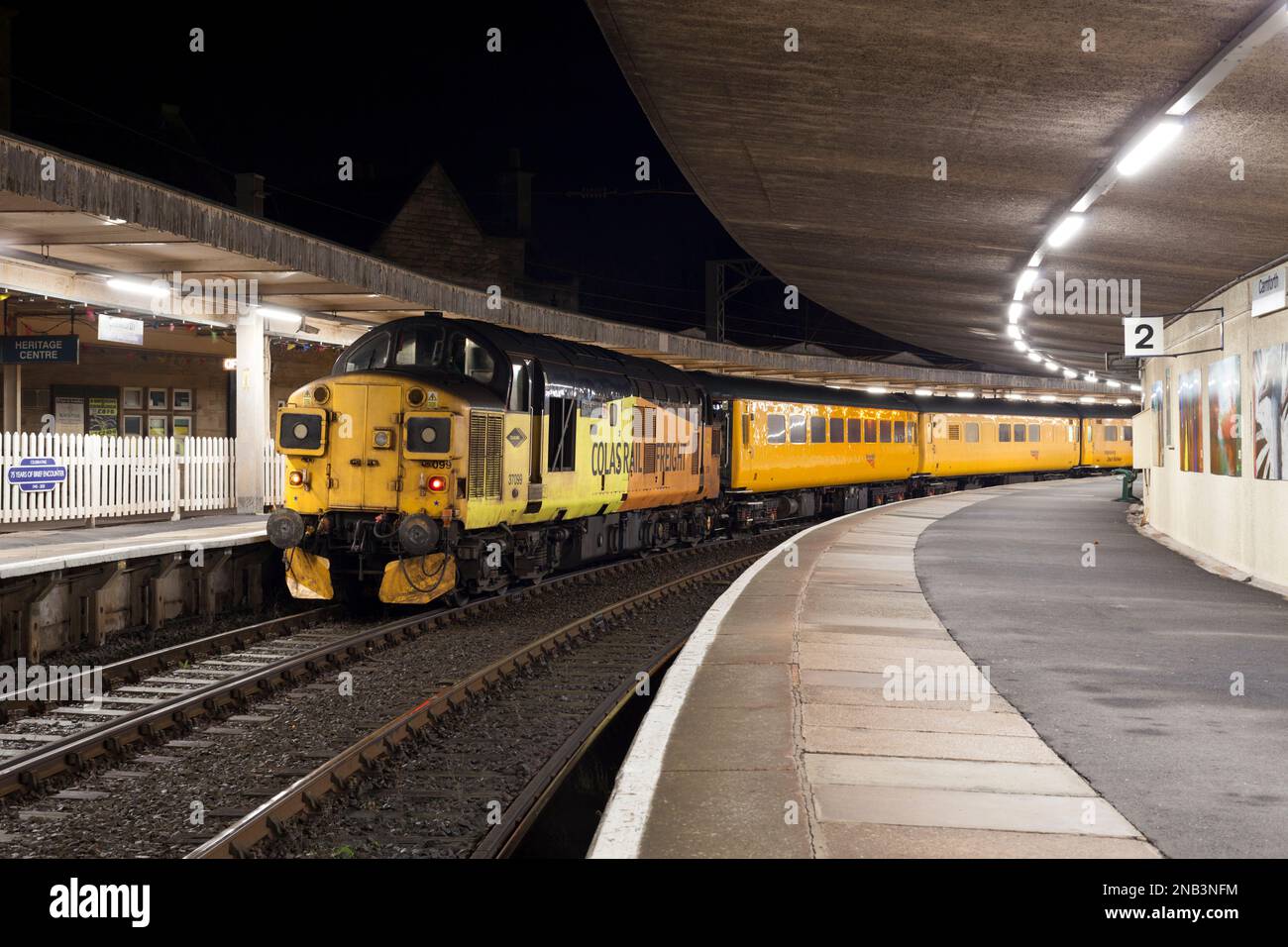 Colas Rail Freight Class 37 Diesellokomotive in Carnforth mit dem Überwachungszug der Infrastruktur zur Erkennung von Normalstrecken im Netz Stockfoto