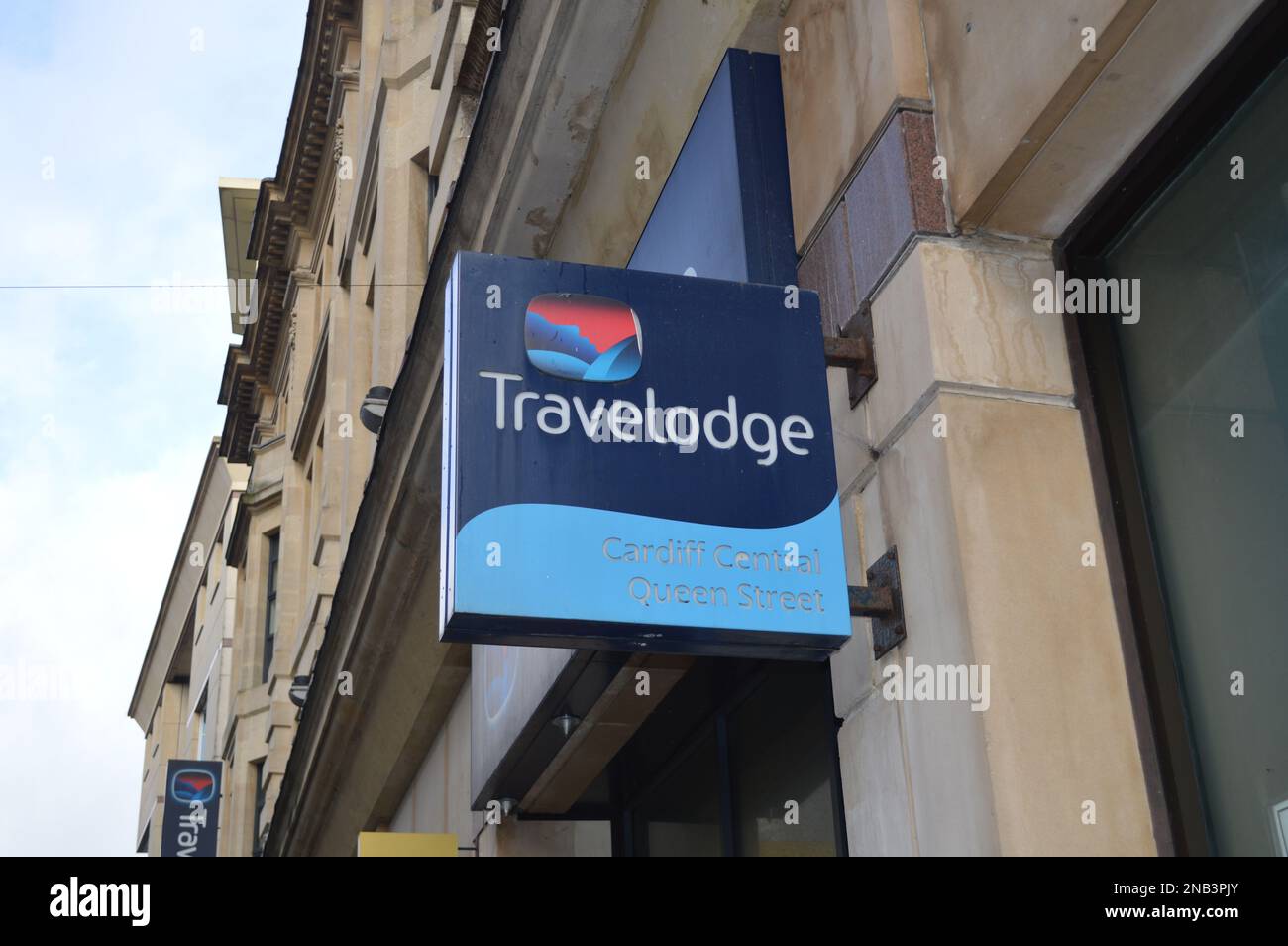 31. Januar 2023, Cardiff, Wales, Vereinigtes Königreich. Travelodge-Schild auf der Queen Street. Stockfoto