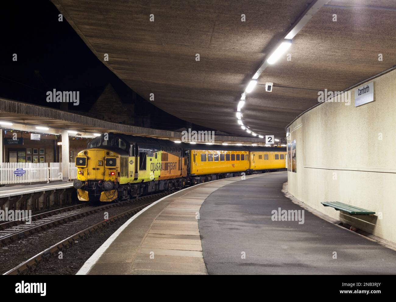 Colas Rail Freight Class 37 Diesellokomotive in Carnforth mit dem Überwachungszug der Infrastruktur zur Erkennung von Normalstrecken im Netz Stockfoto