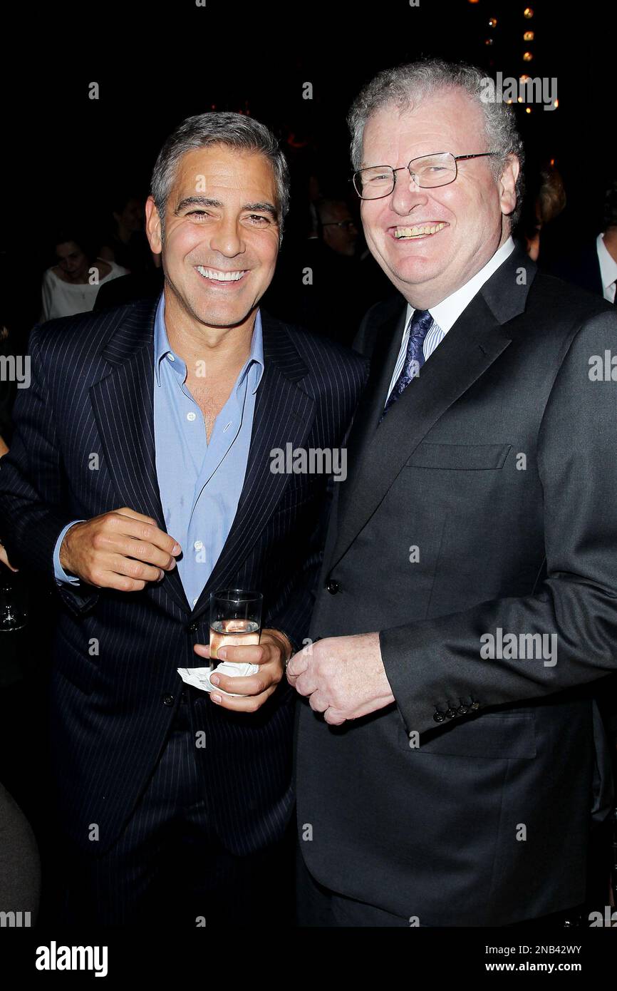 In this Oct. 5, 2011 photo, George Clooney, left, and Sony Chairman, CEO and President Howard Stringer pose at the after party for the premiere of George Clooney's political film, "The Ides of March," in New York. George Clooney stars and directs the film opening nationwide on Friday. (AP Photo/Starpix, Marion Curtis) Stockfoto
