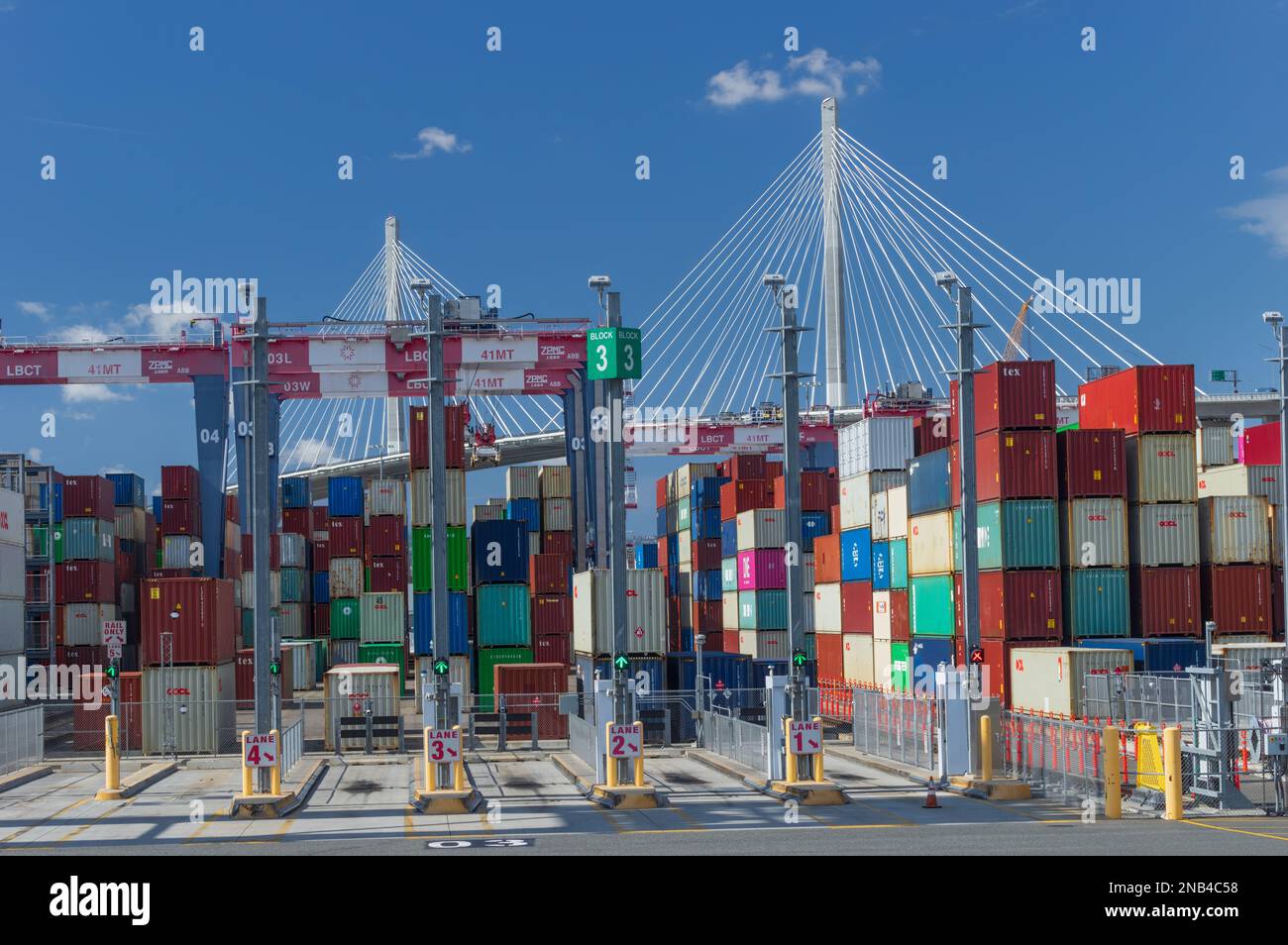 LBCT, Long Beach Container Terminal, mit Gerald Desmond Bridge im Hintergrund. Stockfoto
