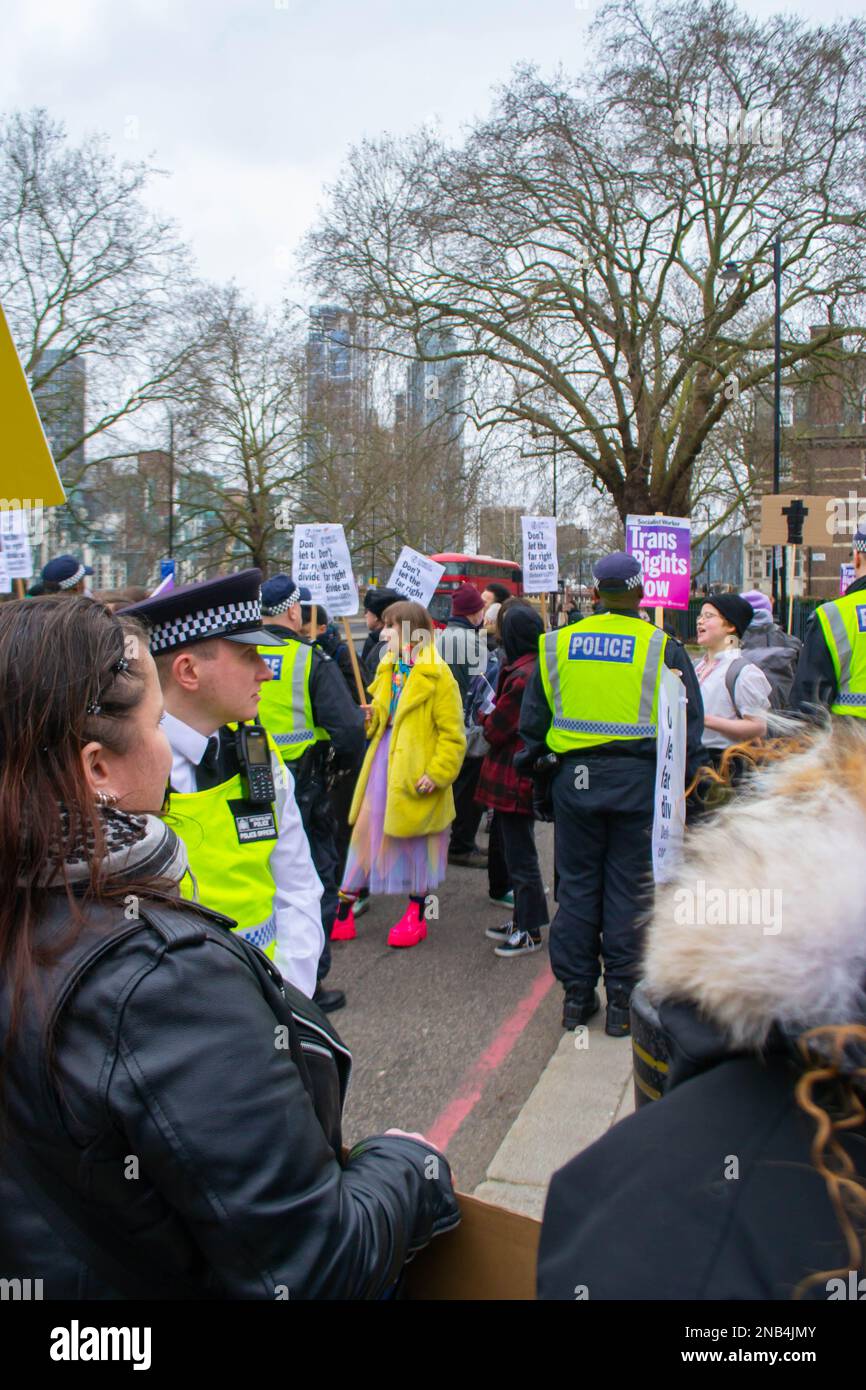PIMLICO, LONDON - 11. Februar 2023: Proteste für die Drag Queen Story Hour in Tate Britain Stockfoto