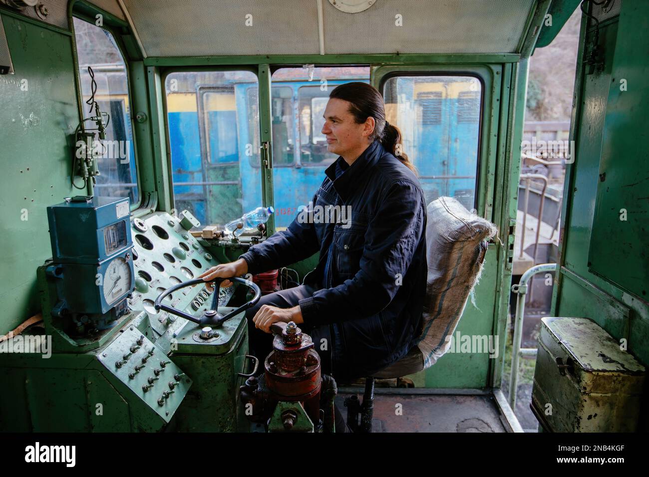 Triebfahrzeugführer im Lokomotivkontrollraum. Stockfoto