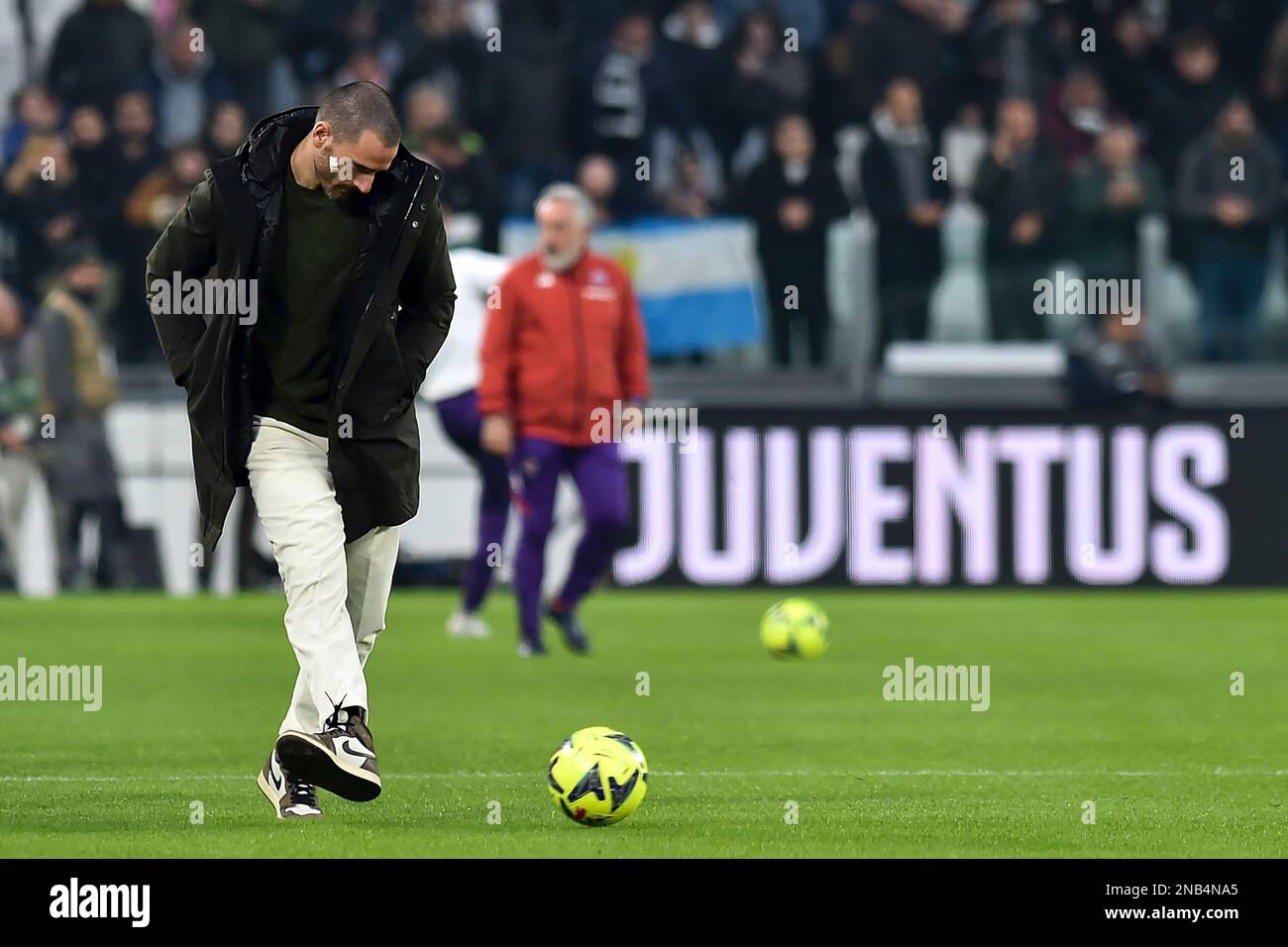 Leonardo Bonucci vom FC Juventus in bürgerlicher Kleidung tritt den Ball vor dem Fußballspiel der Serie A zwischen dem FC Juventus und der ACF Fiorentina in Juve Stockfoto