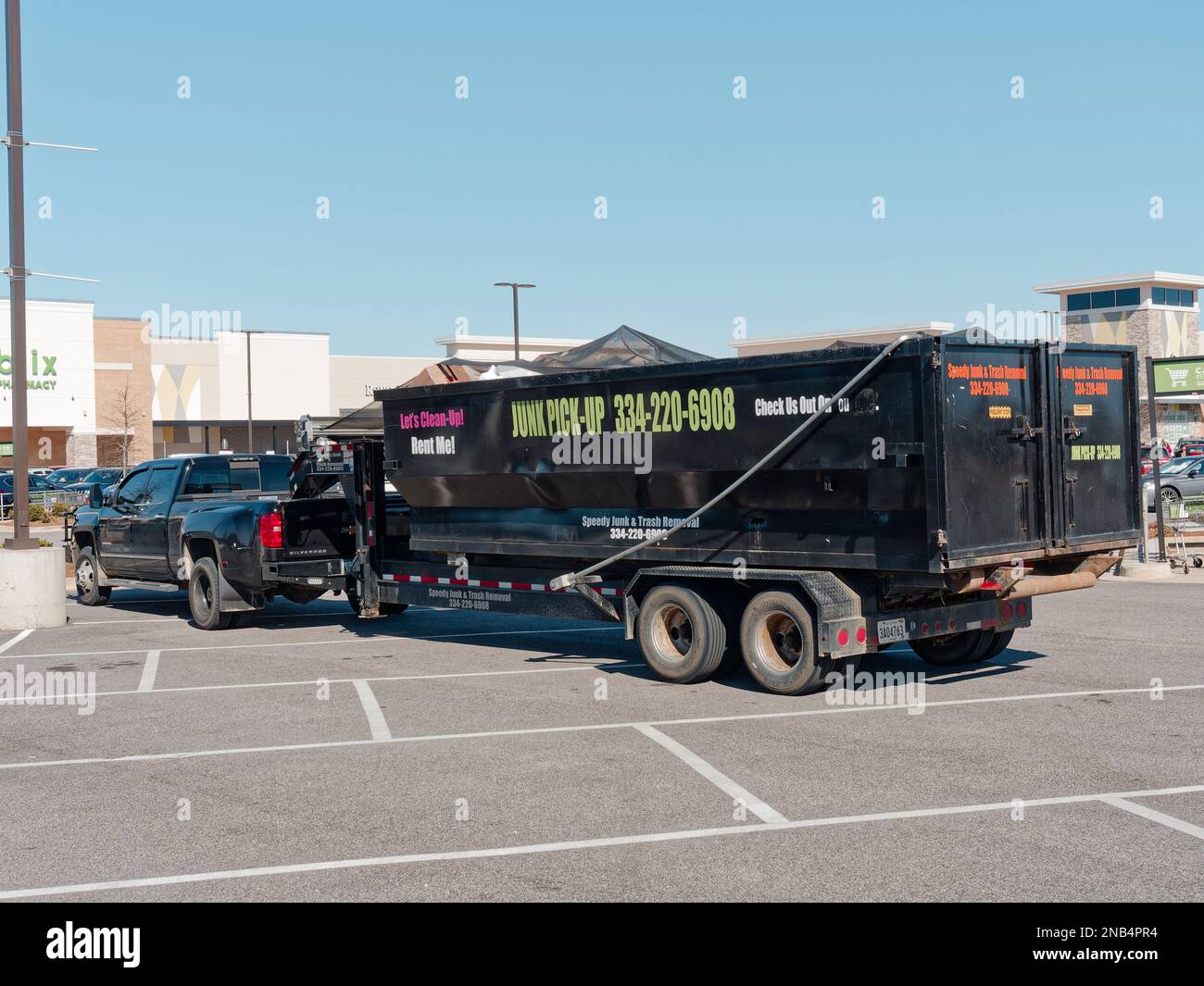Mülltransporter oder Mülltransportanhänger, die in einem kleinen Unternehmen verwendet werden, das Müll zu einer Mülldeponie oder Mülldeponie für Kunden in Montgomery, Alabama, USA, transportiert. Stockfoto