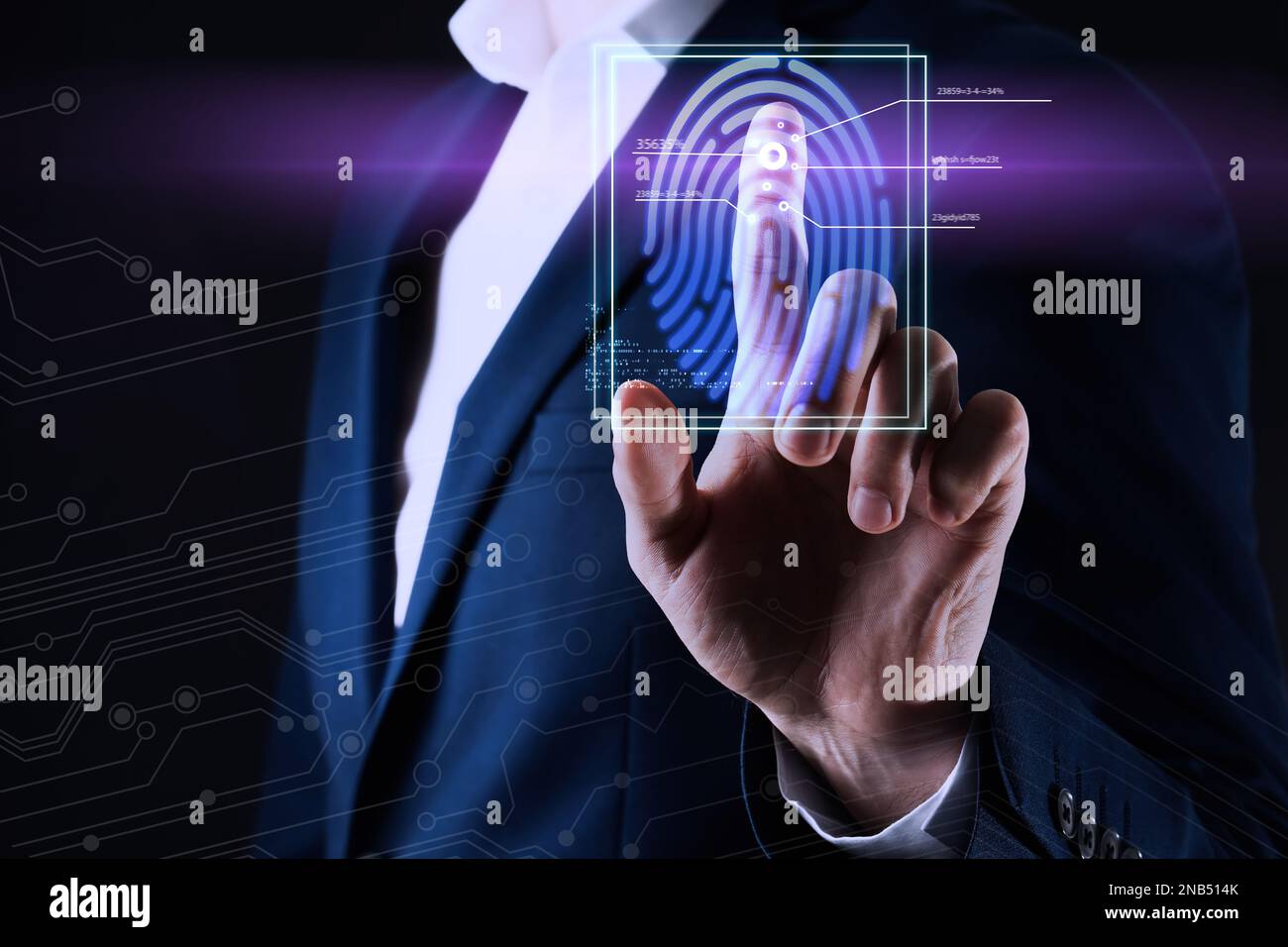Mann mit biometrischem Fingerabdruck-Scanner auf dunklem Hintergrund, Nahaufnahme Stockfoto