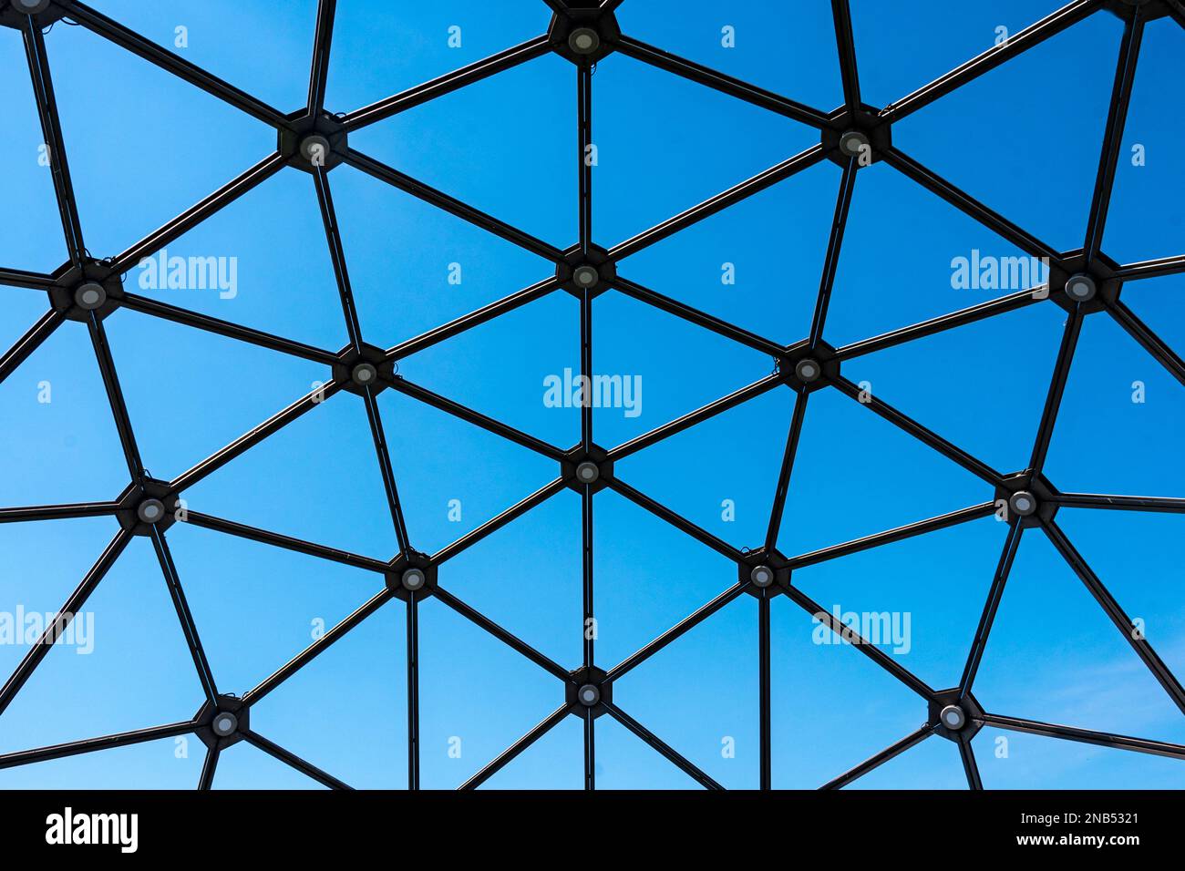 Dreieckige Metallgitterstruktur auf einem Gebäude Stockfoto