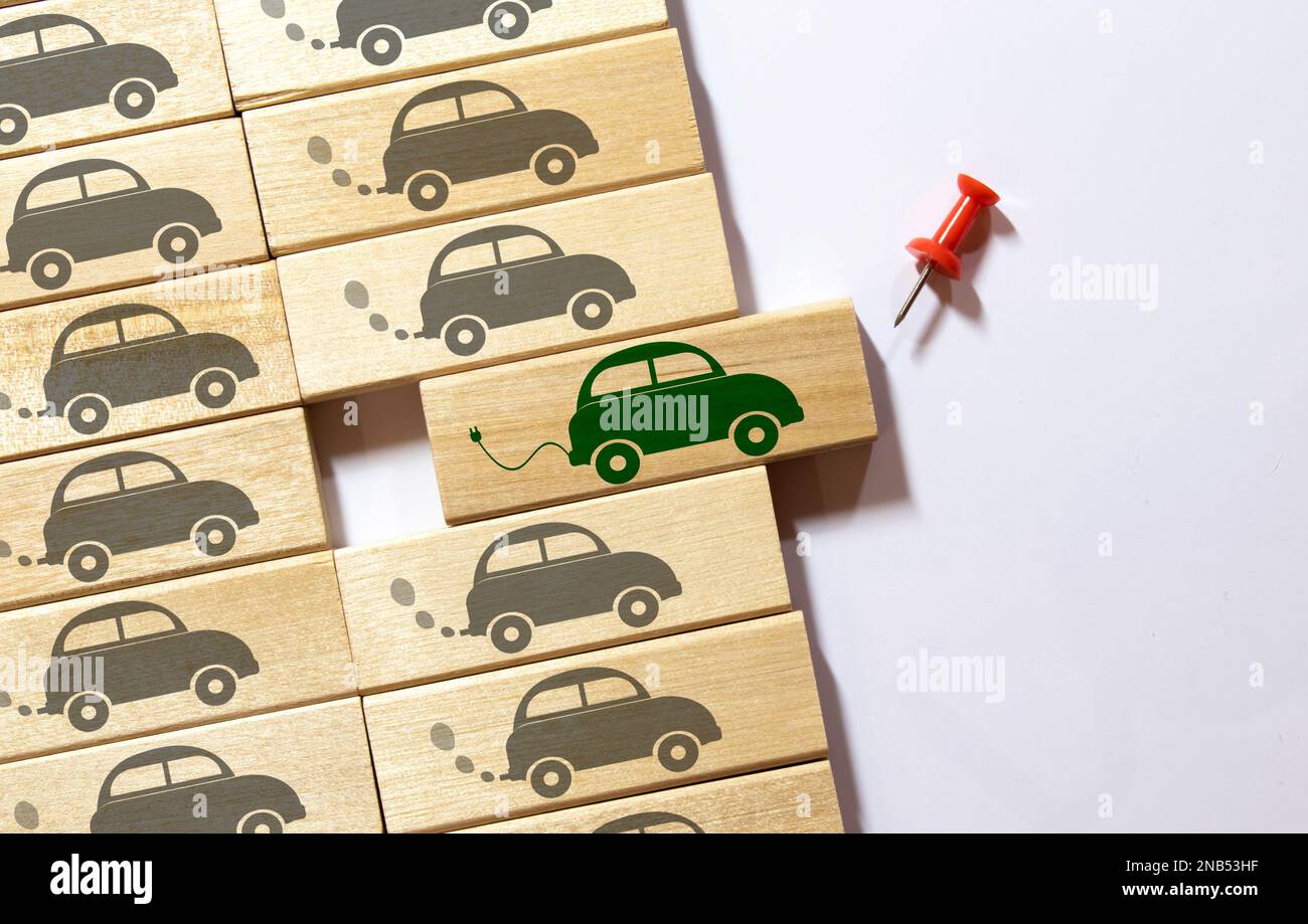 Draufsicht eines grünen Elektroautos zwischen umweltschädlichen Fahrzeugen mit fossiler Verbrennung. Holzschnitt aus einem einzigen umweltfreien Elektroauto. Umweltfreundlich, klar Stockfoto