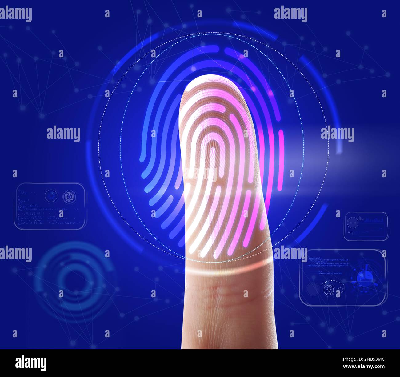 Mann mit biometrischem Fingerabdruck-Scanner auf blauem Hintergrund, Nahaufnahme Stockfoto