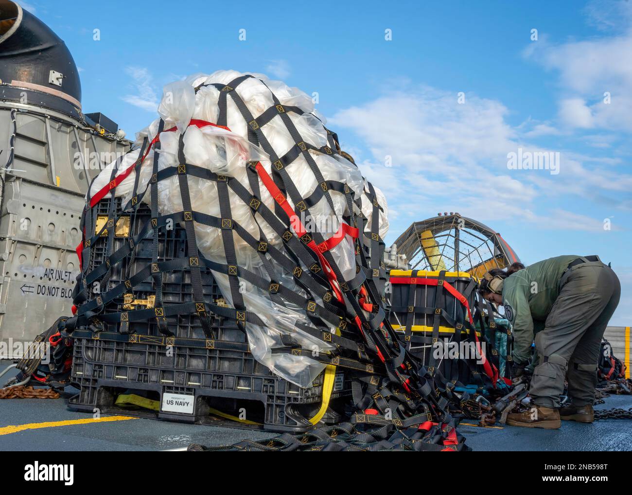 VIRGINIA BEACH, Virginia – Matrosen, die der Angriffsflotteneinheit 4 zugeteilt sind, bereiten Material vor, das im Atlantik aus einem Höhenballon für den Transport zu Bundesagenten auf der Joint Expeditionary Base Little Creek gefunden wurde. 10. Februar 2023. Auf Anweisung des Präsidenten der Vereinigten Staaten und mit voller Unterstützung der kanadischen Regierung, US-Kampfflugzeuge unter U.S. Die Northern Command Authority hat einen Ballon in großer Höhe innerhalb des US-Luftraums und über den Hoheitsgewässern der USA zum Absturz gebracht. Februar 2023. Stockfoto