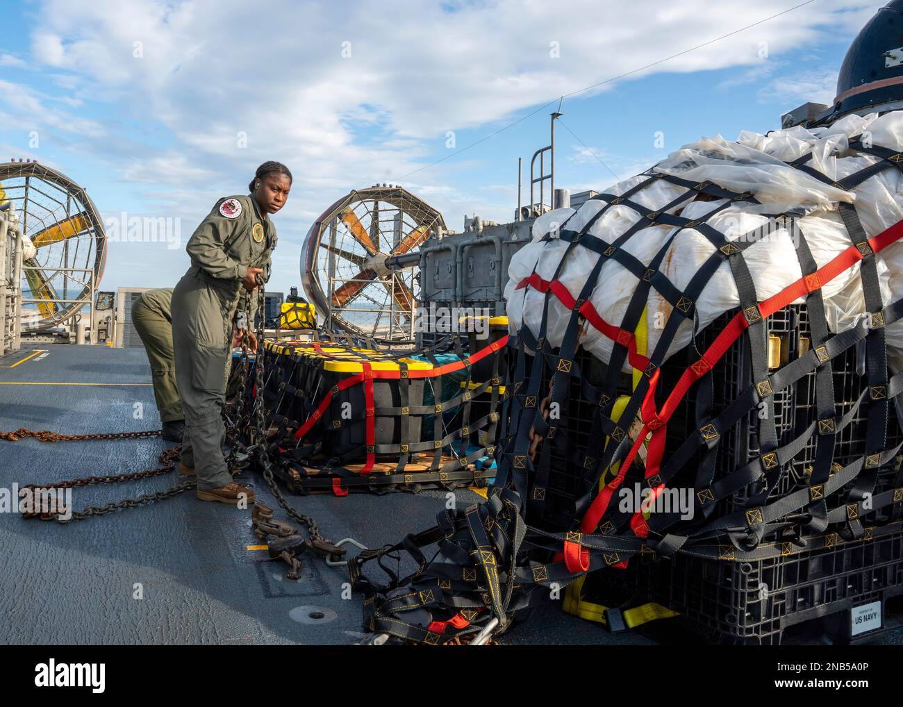 VIRGINIA BEACH, Virginia – Matrosen, die der Angriffsflotteneinheit 4 zugeteilt sind, bereiten Material vor, das im Atlantik aus einem Höhenballon für den Transport zu Bundesagenten auf der Joint Expeditionary Base Little Creek gefunden wurde. 10. Februar 2023. Auf Anweisung des Präsidenten der Vereinigten Staaten und mit voller Unterstützung der kanadischen Regierung, US-Kampfflugzeuge unter U.S. Die Northern Command Authority hat einen Ballon in großer Höhe im US-Luftraum und über den Hoheitsgewässern der USA zum Absturz gebracht. Februar 2023. Stockfoto