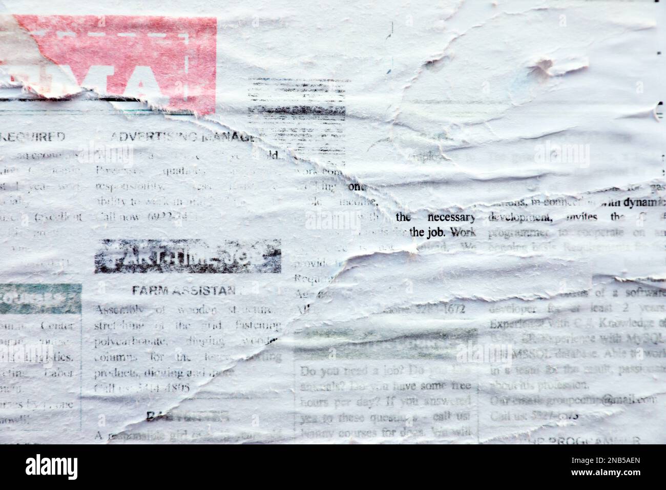 Verschiedene gefaltete, zerrissene Papierposter als Hintergrund Stockfoto