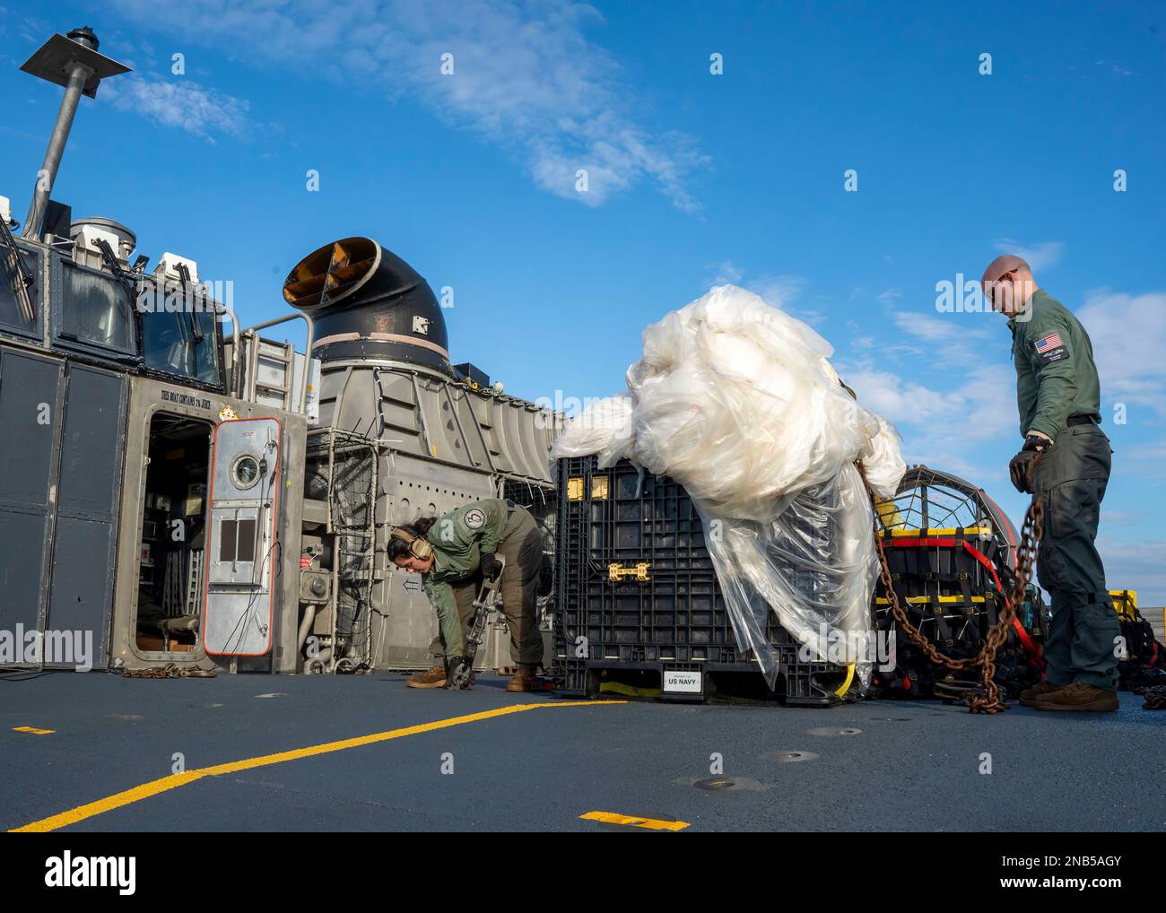 VIRGINIA BEACH, Virginia – Matrosen, die der Angriffsflotteneinheit 4 zugeteilt sind, bereiten Material vor, das im Atlantik aus einem Höhenballon für den Transport zu Bundesagenten auf der Joint Expeditionary Base Little Creek gefunden wurde. 10. Februar 2023. Auf Anweisung des Präsidenten der Vereinigten Staaten und mit voller Unterstützung der kanadischen Regierung, US-Kampfflugzeuge unter U.S. Die Northern Command Authority hat einen Ballon in großer Höhe innerhalb des US-Luftraums und über den Hoheitsgewässern der USA zum Absturz gebracht. Februar 2023. Stockfoto