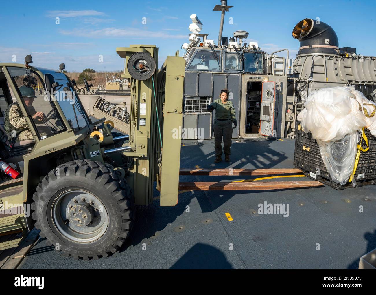 VIRGINIA BEACH, Virginia – Matrosen, die der Angriffsflotteneinheit 4 zugeteilt sind, bereiten Material vor, das im Atlantik aus einem Höhenballon für den Transport zu Bundesagenten auf der Joint Expeditionary Base Little Creek gefunden wurde. 10. Februar 2023. Auf Anweisung des Präsidenten der Vereinigten Staaten und mit voller Unterstützung der kanadischen Regierung, US-Kampfflugzeuge unter U.S. Die Northern Command Authority hat einen Ballon in großer Höhe innerhalb des US-Luftraums und über den Hoheitsgewässern der USA zum Absturz gebracht. Februar 2023. Stockfoto